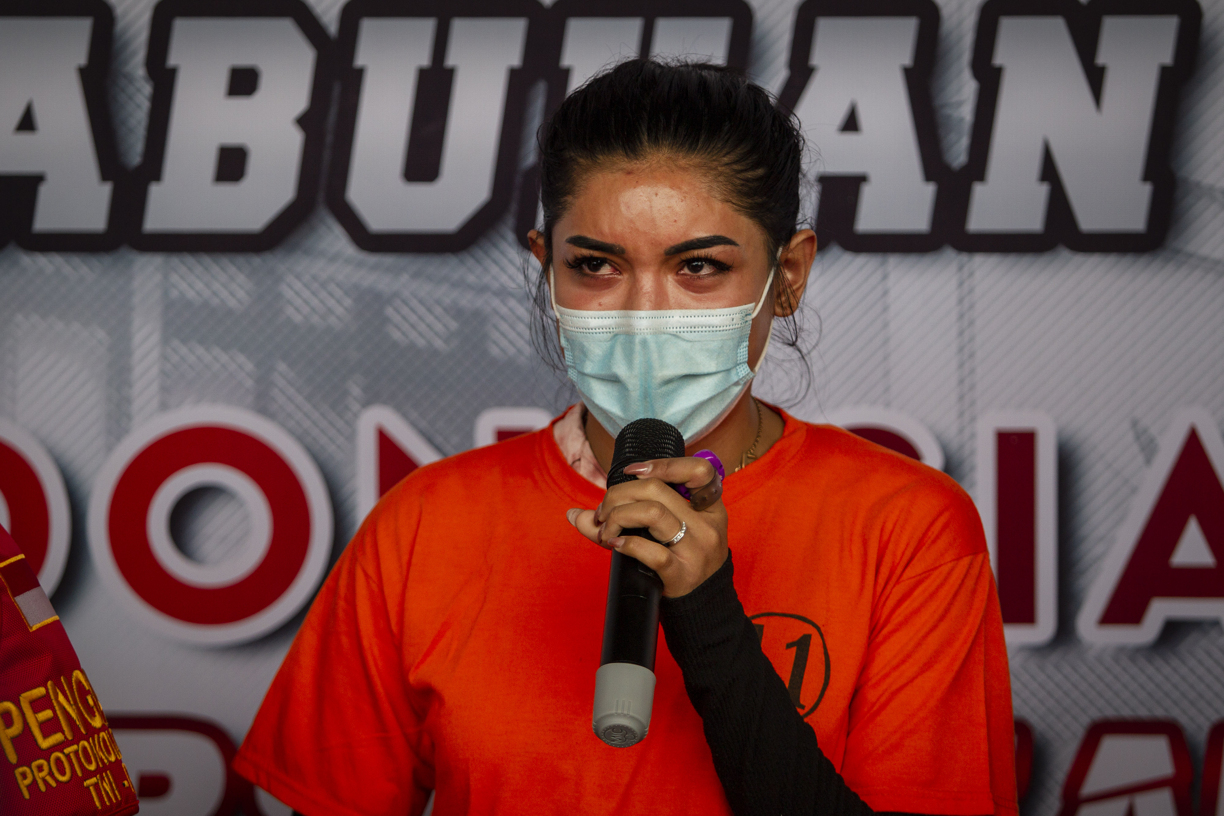 Selebgram Millen Cyrus saat mengikuti jumpa pers kasus dugaan penyalahgunaan narkoba di Polres Pelabuhan Tanjung Priok, Senin (23/11).