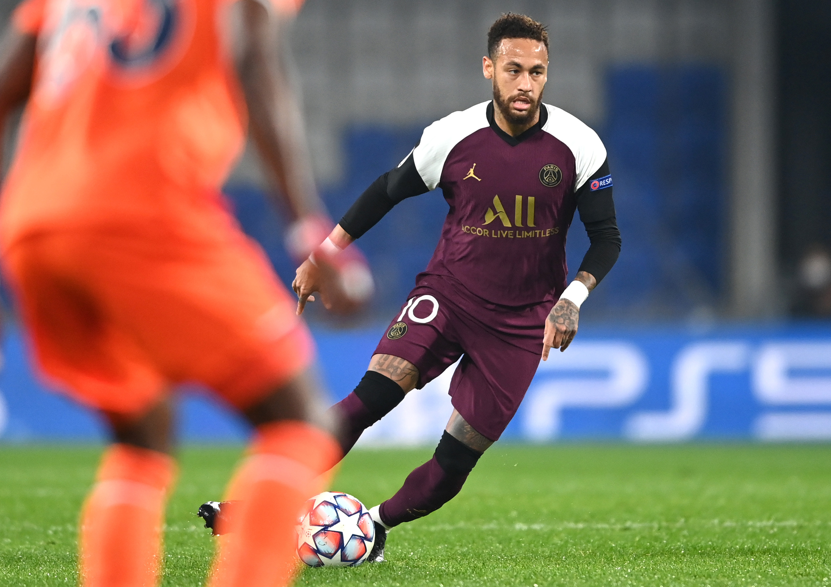 Pemain PSG Nrymar (kanan, baju ungu)