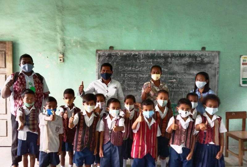 Pemerintah Desa Rubit turun langsung bagikan masker di sekolah