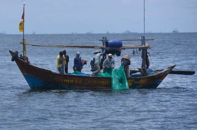 Nelayan menarik jala saat mencari ikan di perairan Kepulauan Seribu, Jakarta.