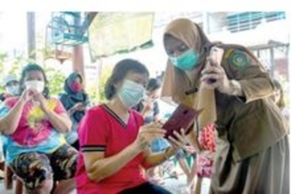 Tim medis Puskesmas Barat 1 Singkawang Emy Rodanri saat memberikan penyuluhan bagi masyarakat sekitar terkait bahaya penyakit menular.