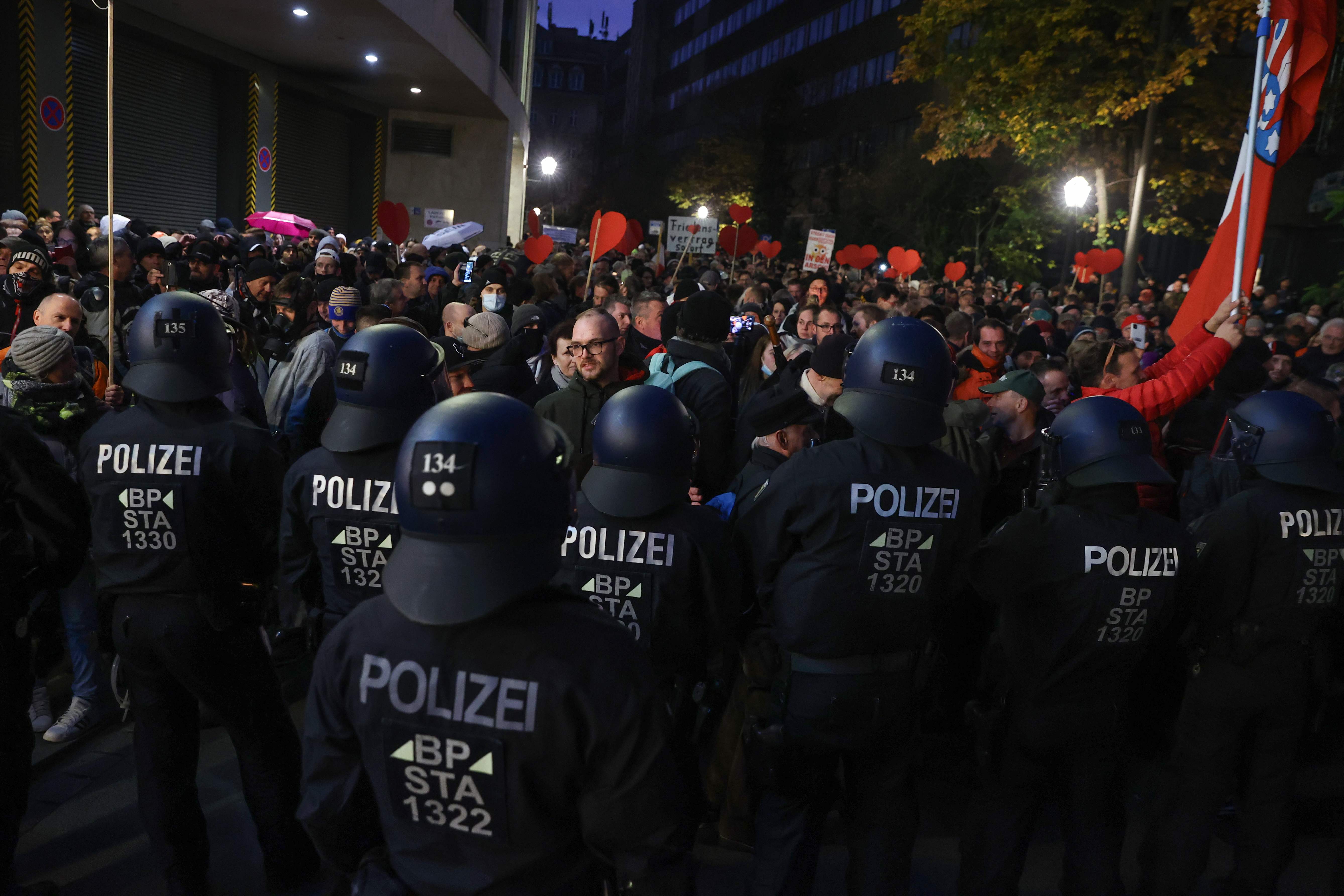 Polisi Jerman berhadapan dengan demonstran antipembatasan covid-19 di Leipzig.