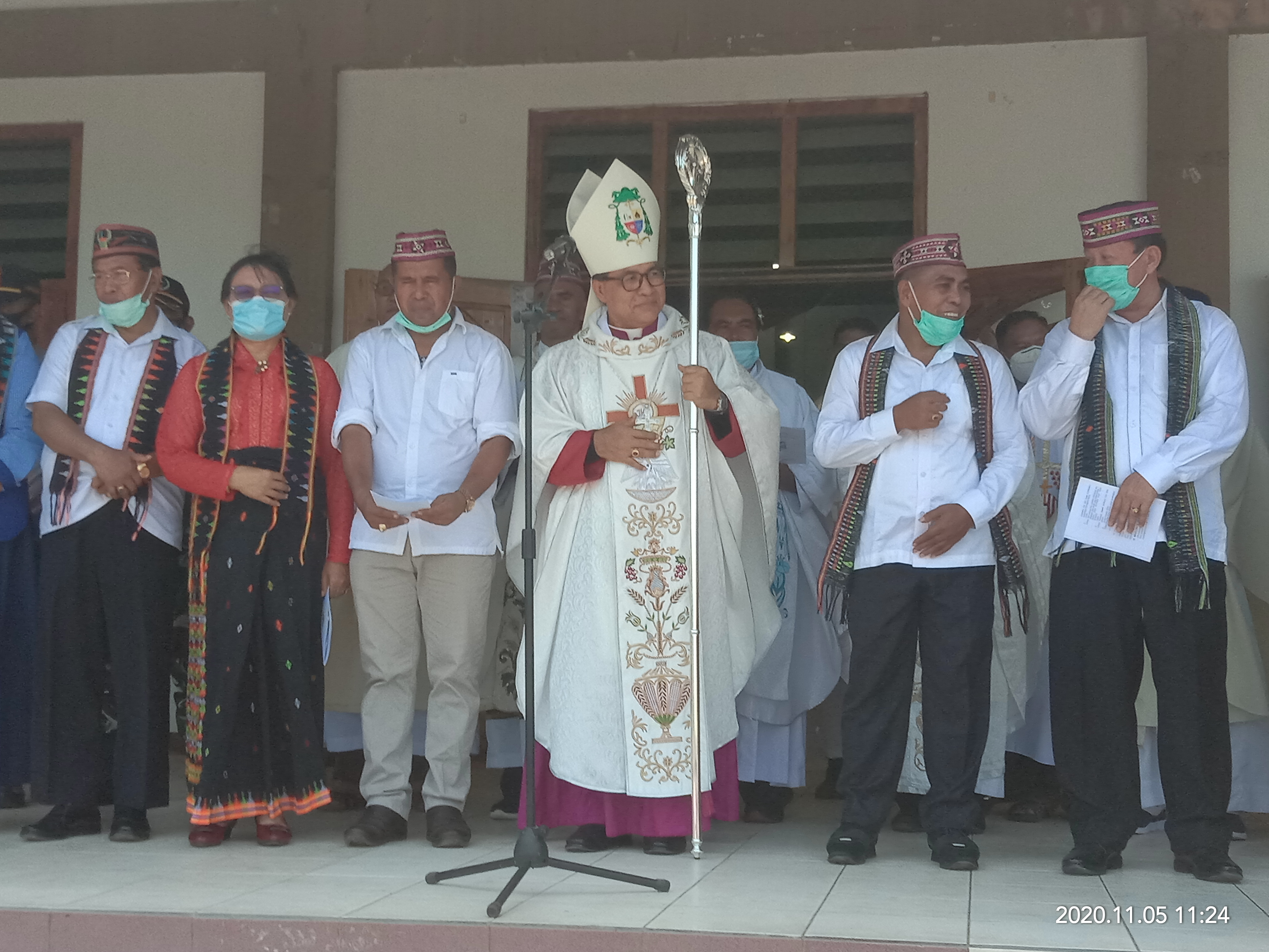 Uskup Ruteng Siprianus Hormat bersama paslon Bupati dan Wakil Bupati Manggarai Barat usai misa perutusan di Gereja Paroki Roh Kudus.
