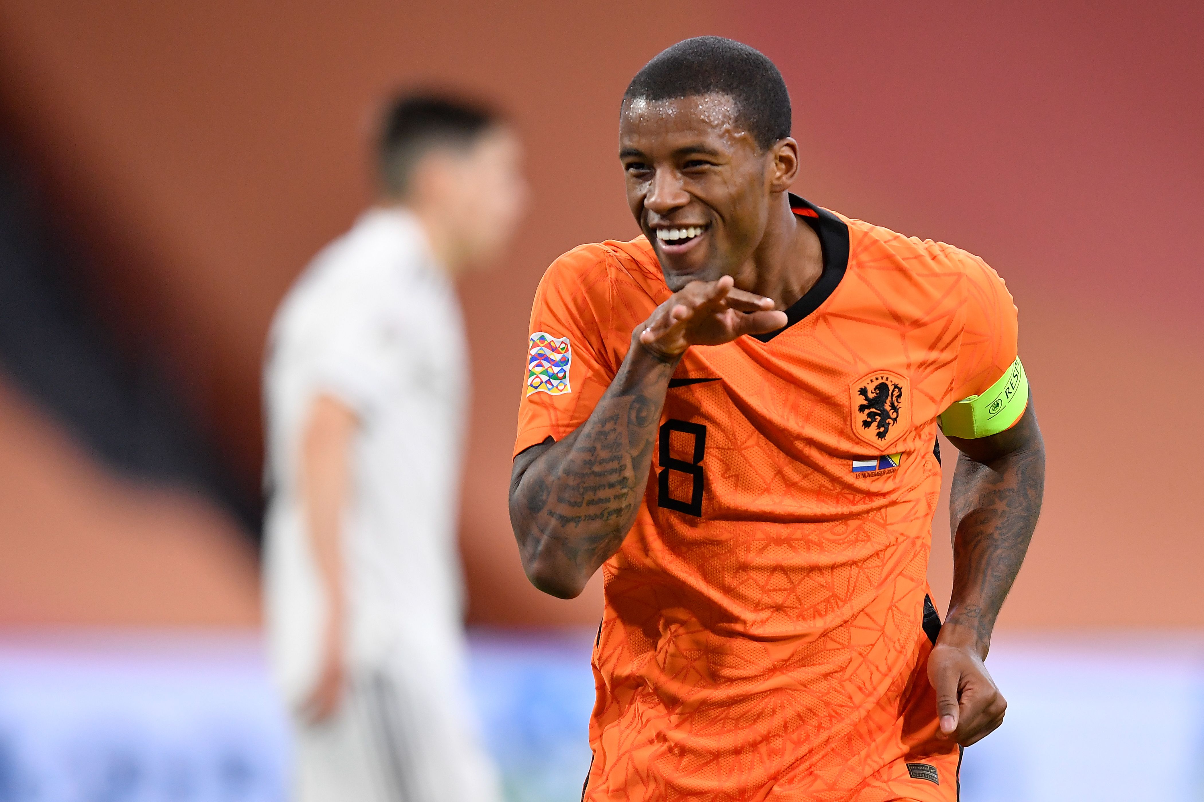 Gelandang Belanda Georginio Wijnaldum melakukan selebrasi usai mencetak gol ke gawang Bosnia Herzegovina di laga Liga Negara UEFA.
