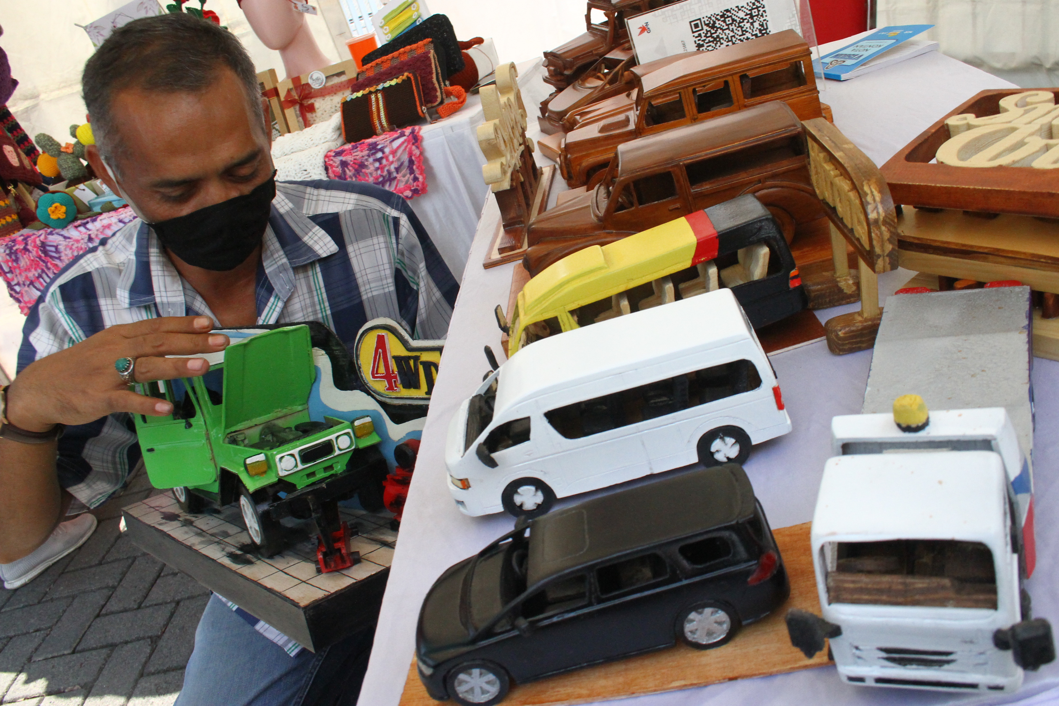 Pelaku IKM di Malang membenahi miniatur mobil karyanya di Festival IKM di Malang, Jawa Timur