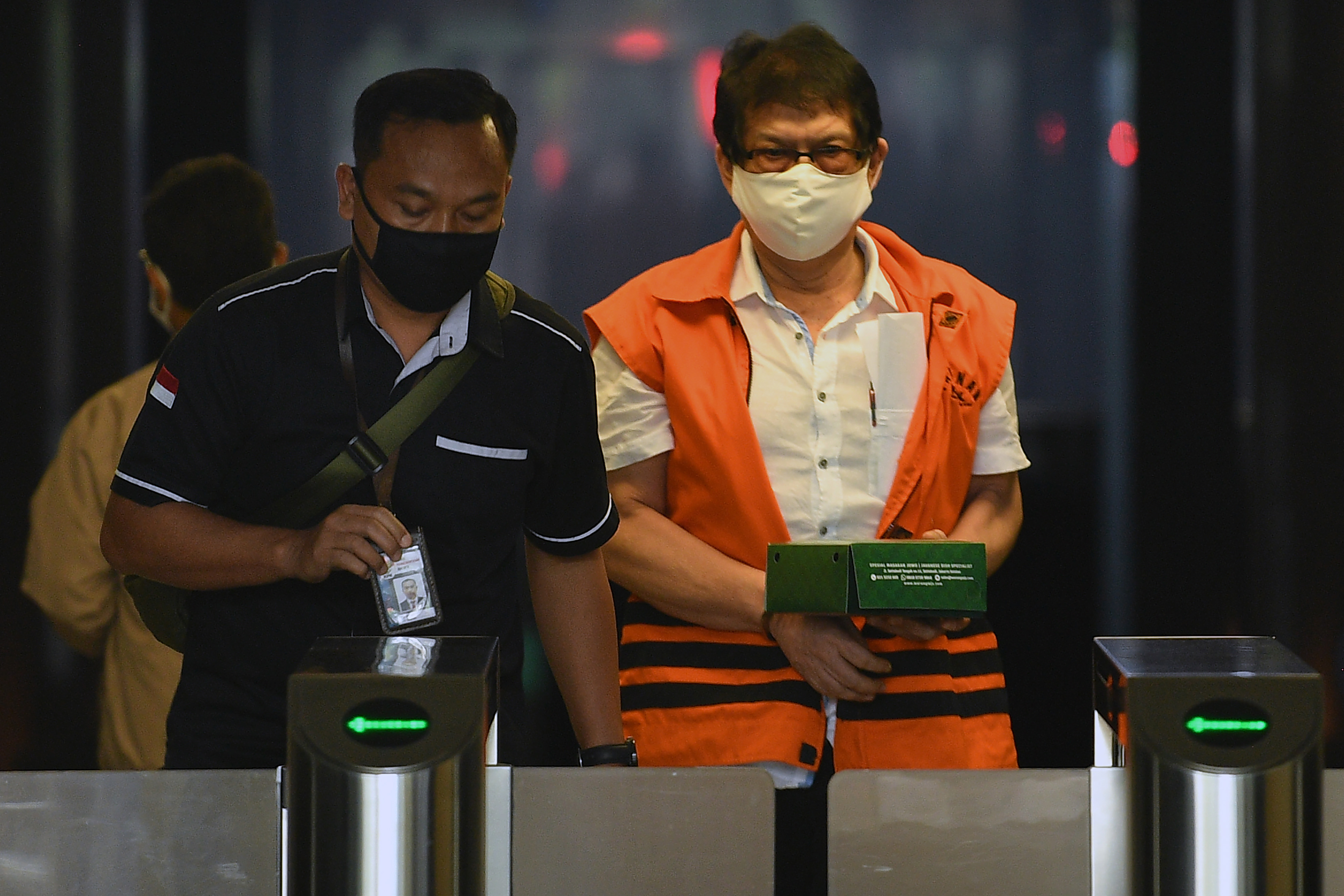 SIDANG DAKWAAN HERRY NURHAYAT: Mantan Kepala Dinas Pengelolaan Keuangan dan Aset Daerah (DPKAD) Kota Bandung Herry Nurhayat (kanan)