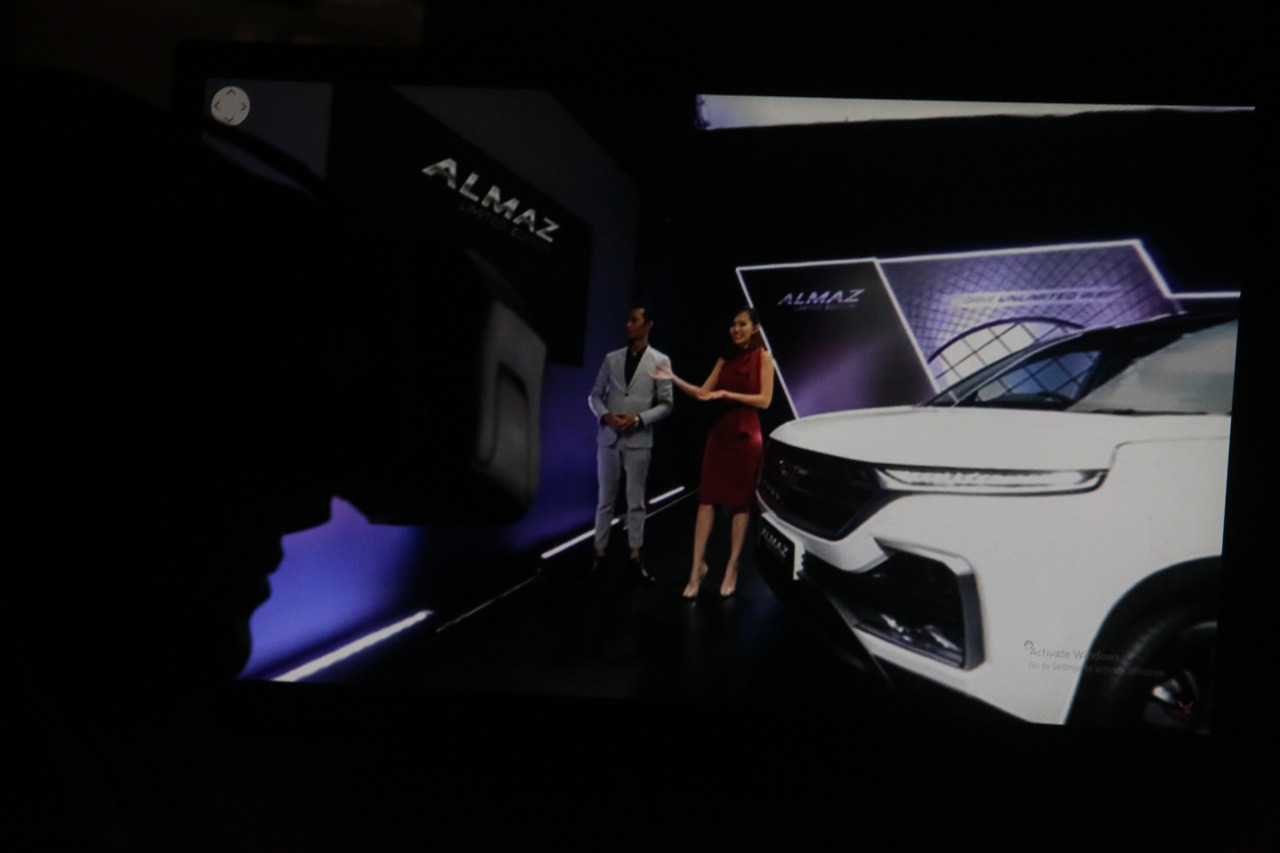 Product Planning Wuling Motors Indonesia, Danang Wiratmoko (kiri) saat peluncuran Almaz Limited Edition secara virtual.