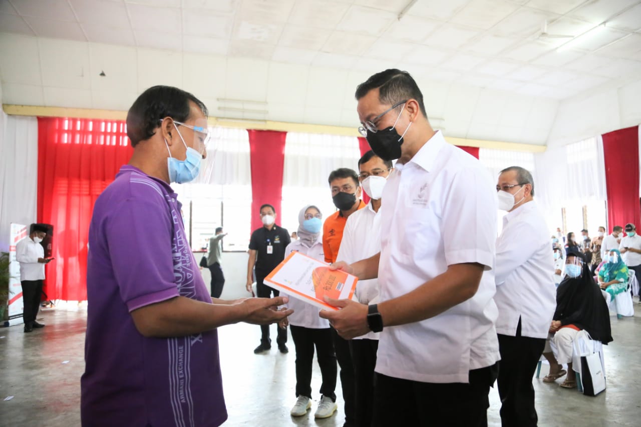   Mensos Juliari P Batubara memberikan penghargaan kepada pendamping PKH di Kabupaten Simalungun, Sumatra Utara. 