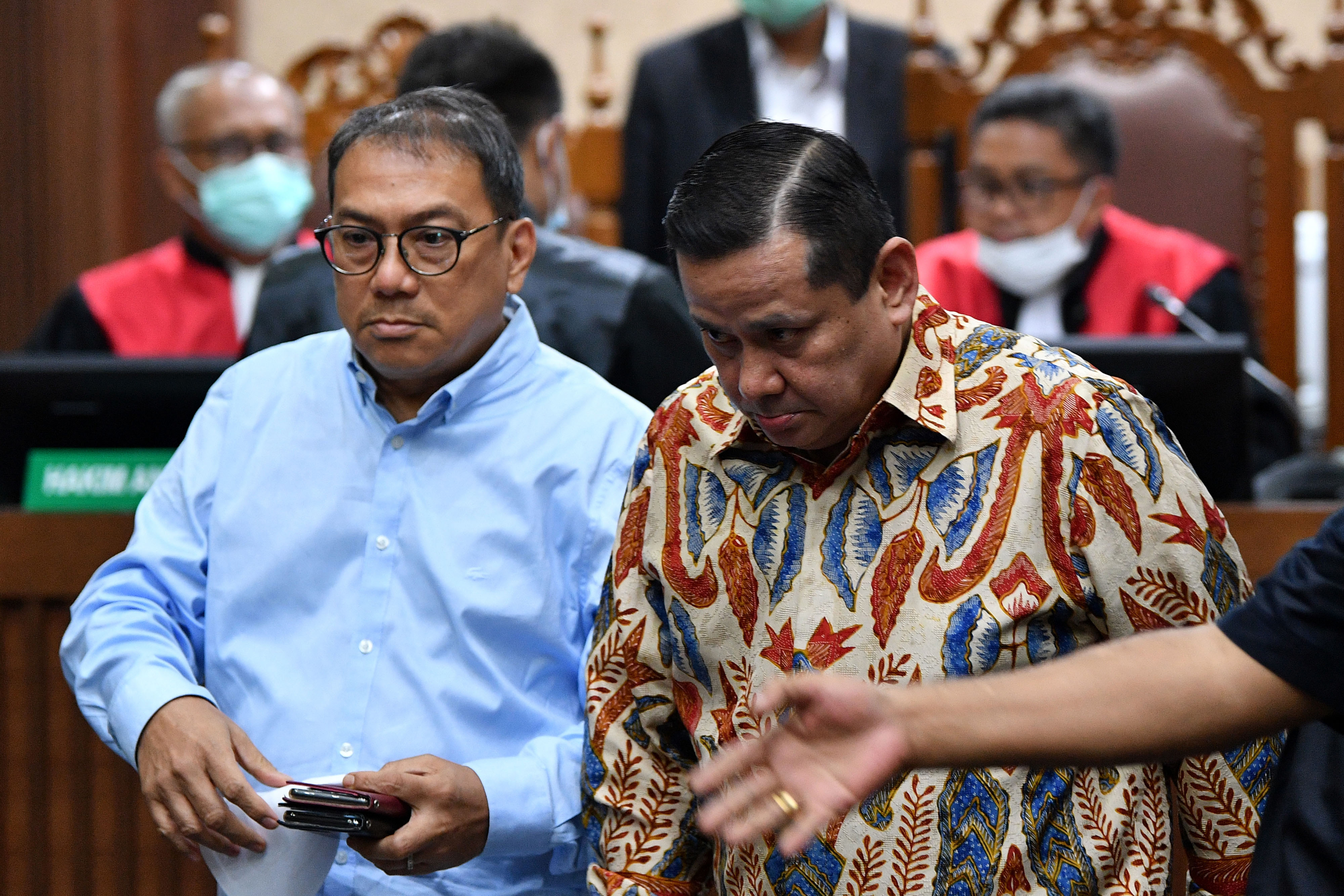 Terdakwa kasus dugaan suap penghapusan red notice Joko Tjandra, Irjen Pol Napoleon Bonaparte (kanan) berjalan meninggalkan ruangan.