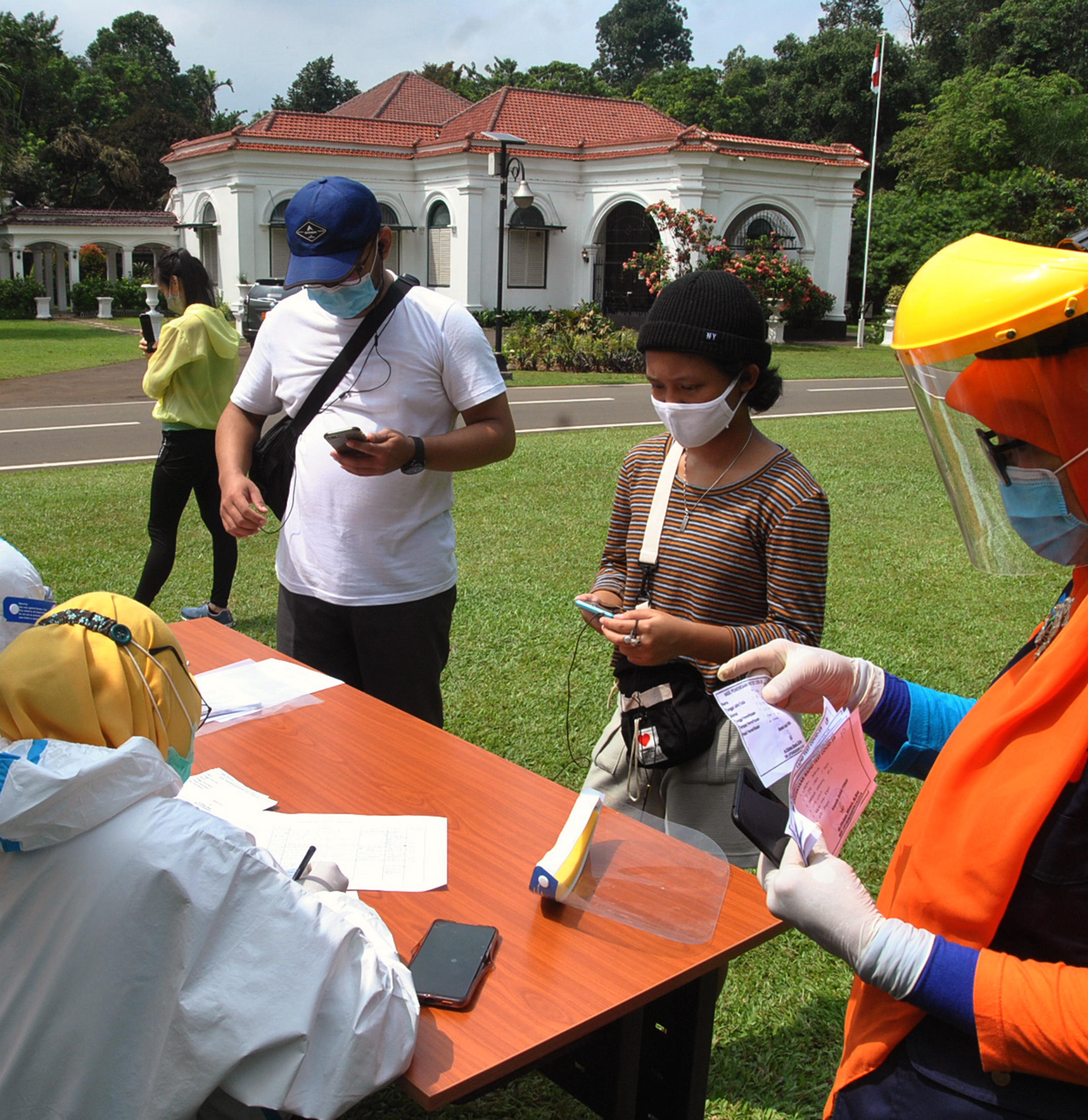  RAPID TEST: Pengunjung mendaftar untuk pemeriksaan rapid test yang diadakan Dinas Kesehatan Kota Bogor di Kebun Raya Bogor, Minggu (1/11)