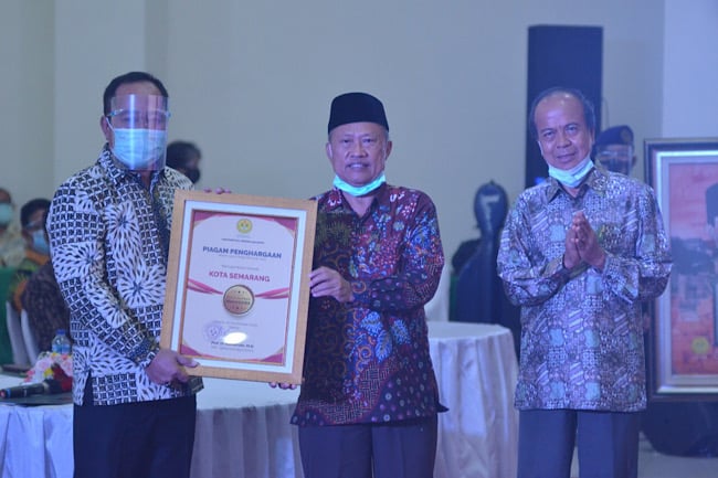 Rektor Universitas Negeri Jakarta Prof. Komaruddin Saat Memberikan Penghargaan Kota Ramah Mahasiswa, Rabu (11/11/2020).