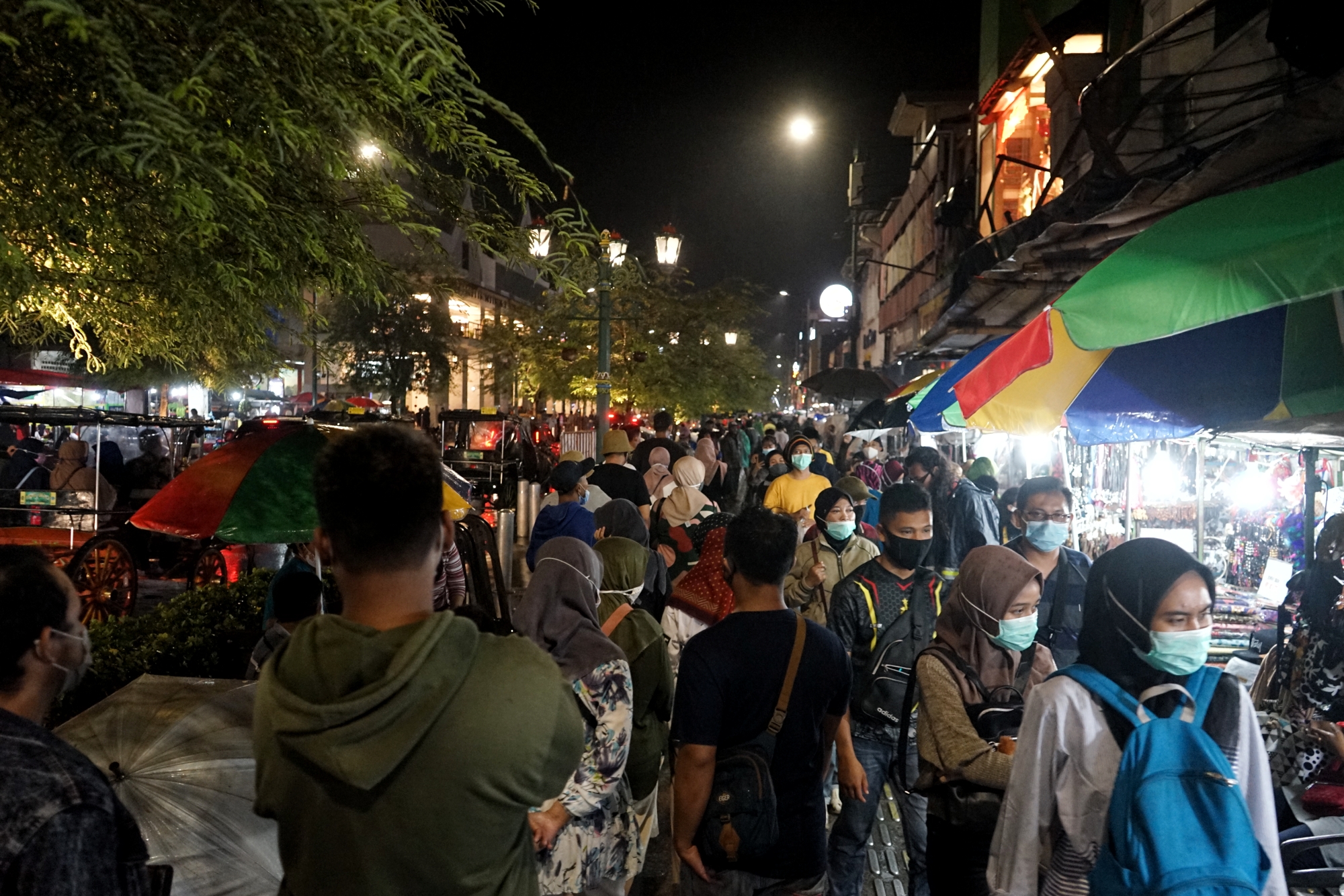 Sejumlah wisatawan berkunjung ke kawasan Malioboro di Yogyakarta, Jumat (30/10).
