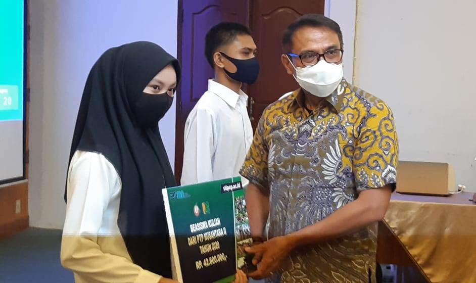PTPN II kembali menyalurkan beasiswa sebesar Rp170.400.000 kepada empat mahasiswa berprestasi di STIP Agrobisnis Perkebunan, Medan.