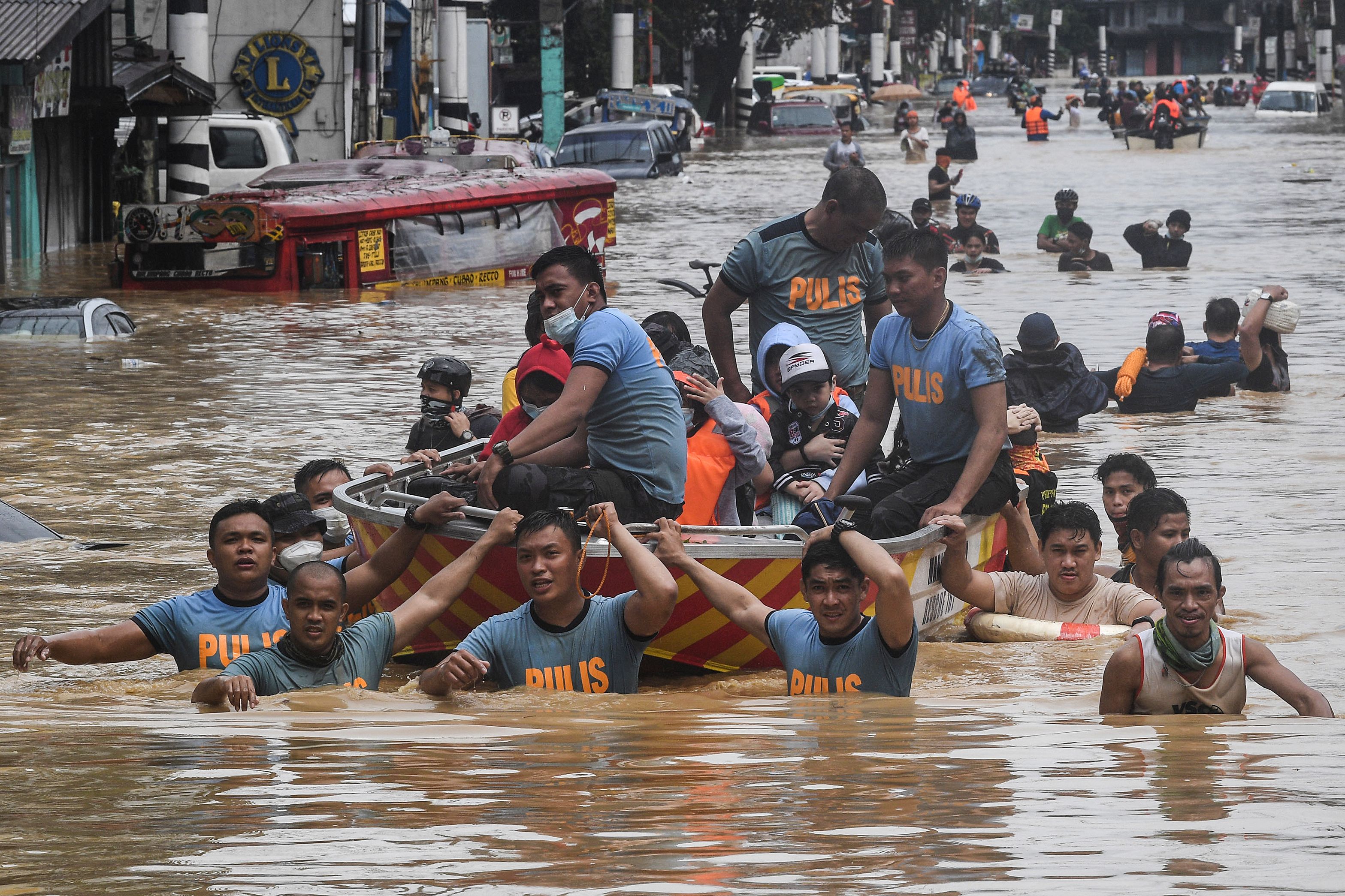 Badai Vamco Sebabkan Manila Banjir