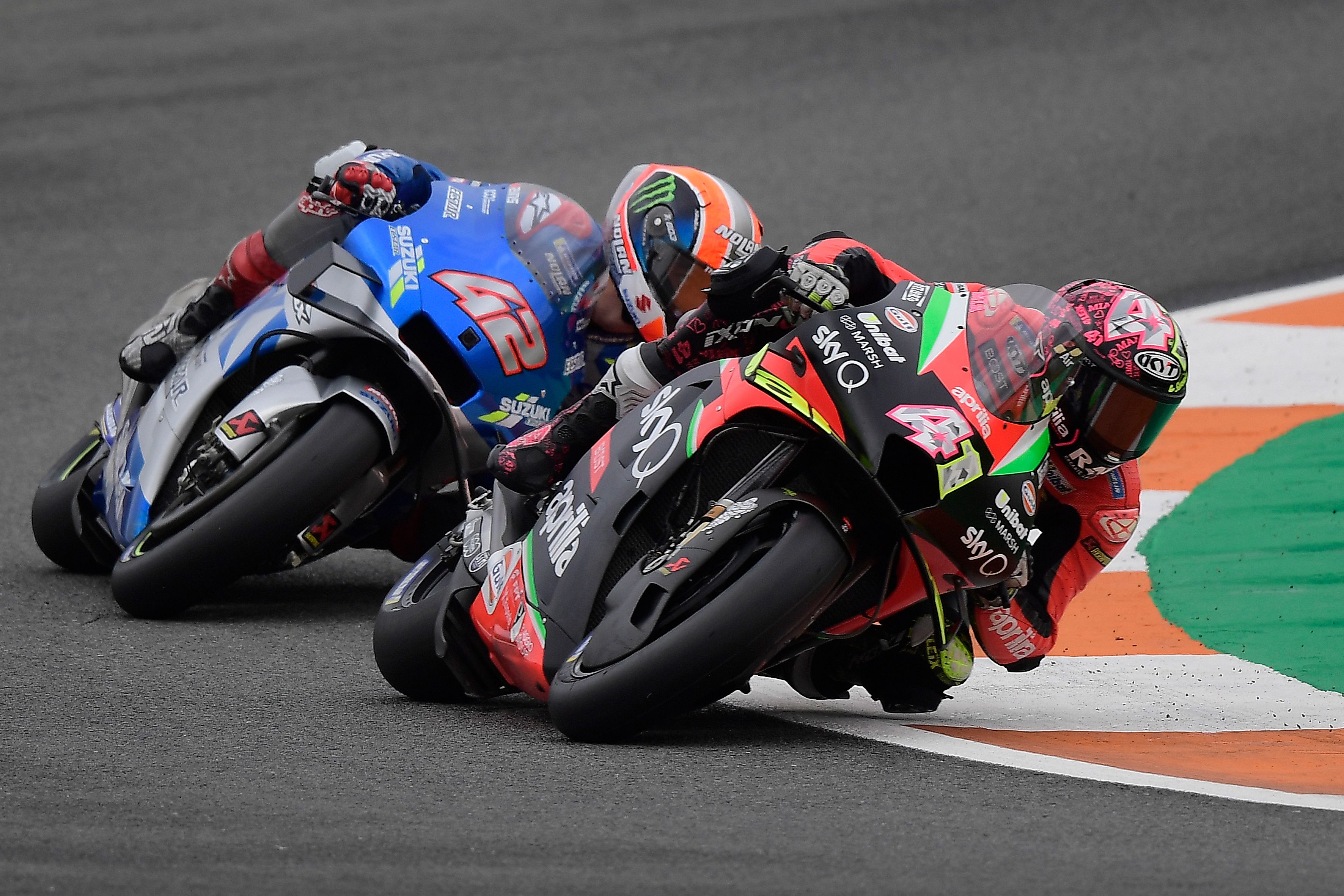 Pembalap Spanyol Suzuki Ecstar Alex Rins (kiri) dan pembalap Spanyol Aprilia Racing Team Aleix Espargaro (kanan) 