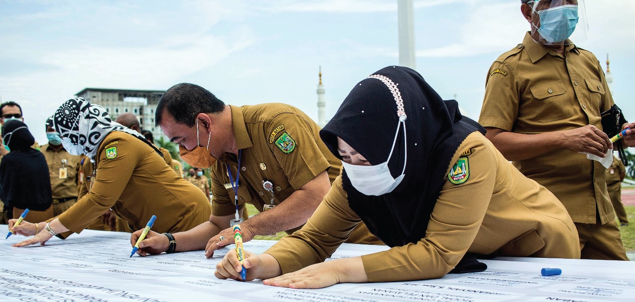 Sejumlah aparatur sipil negara (ASN) menandatangani petisi sebagai ikrar netralitas ASN pada Pilkada serentak 2020 di Batam, Kepulauan Riau.