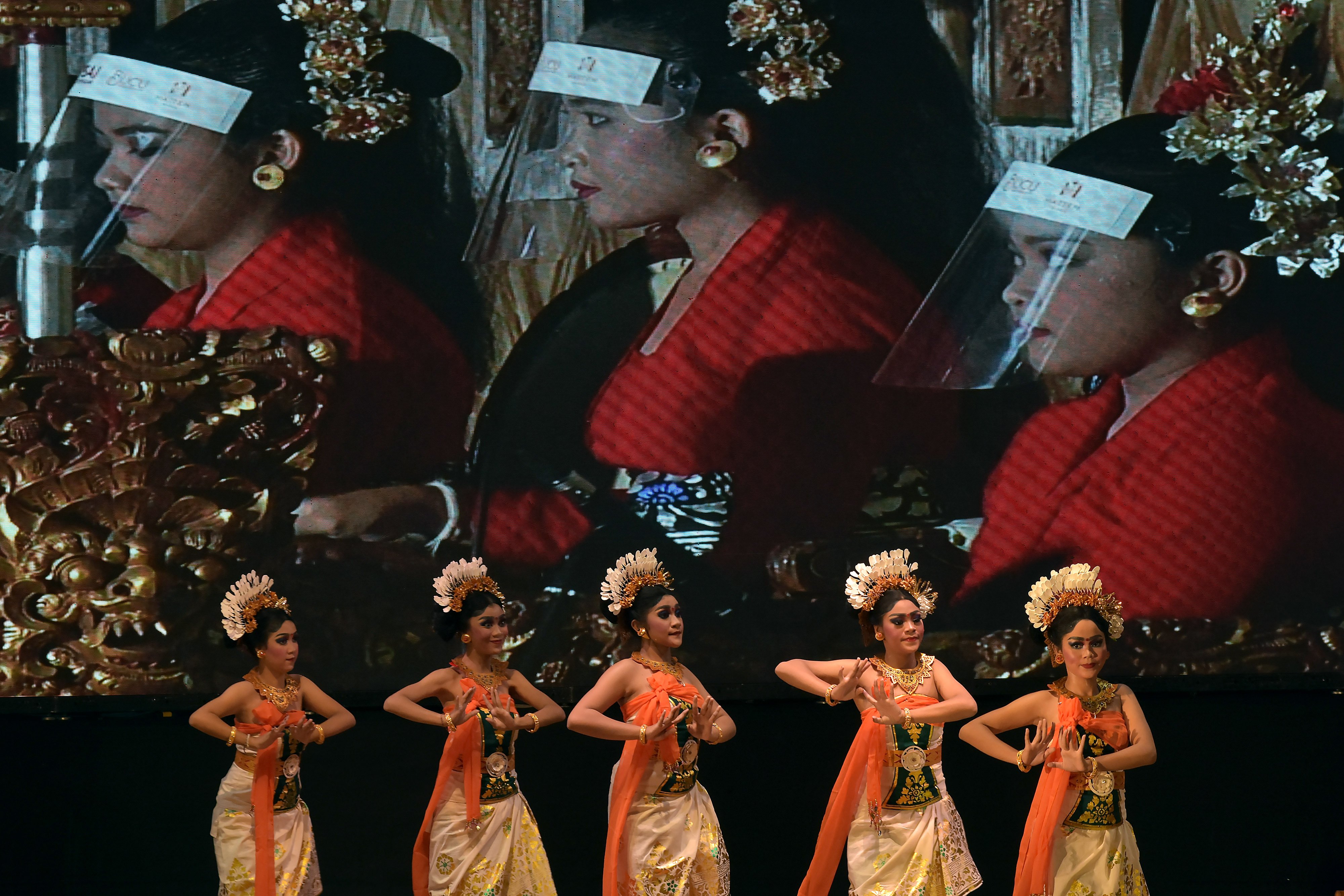 Siswa SLB Negeri 1 Badung menampilkan Tari Sekar Jempiring dalam peringatan Hari Anak Sedunia tahun 2020 di Denpasar, Jumat (20/11).