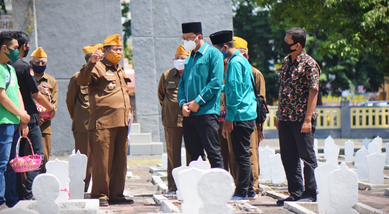 Calon Bupati Sidoarjo Muhdlor Ali (kanan) berbincang dengan sejumlah veteran saat berziarah ke Taman Makam Pahlawan.