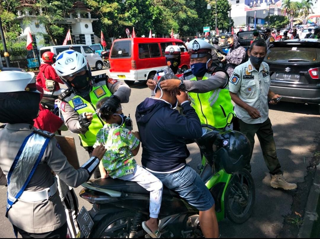 Tim gabungan operasi yustisi penegakkan disiplin protokol kesehatan di Kabupaten Cianjur, Jawa Barat, terus mengedukasi masyarakat dengan 3M