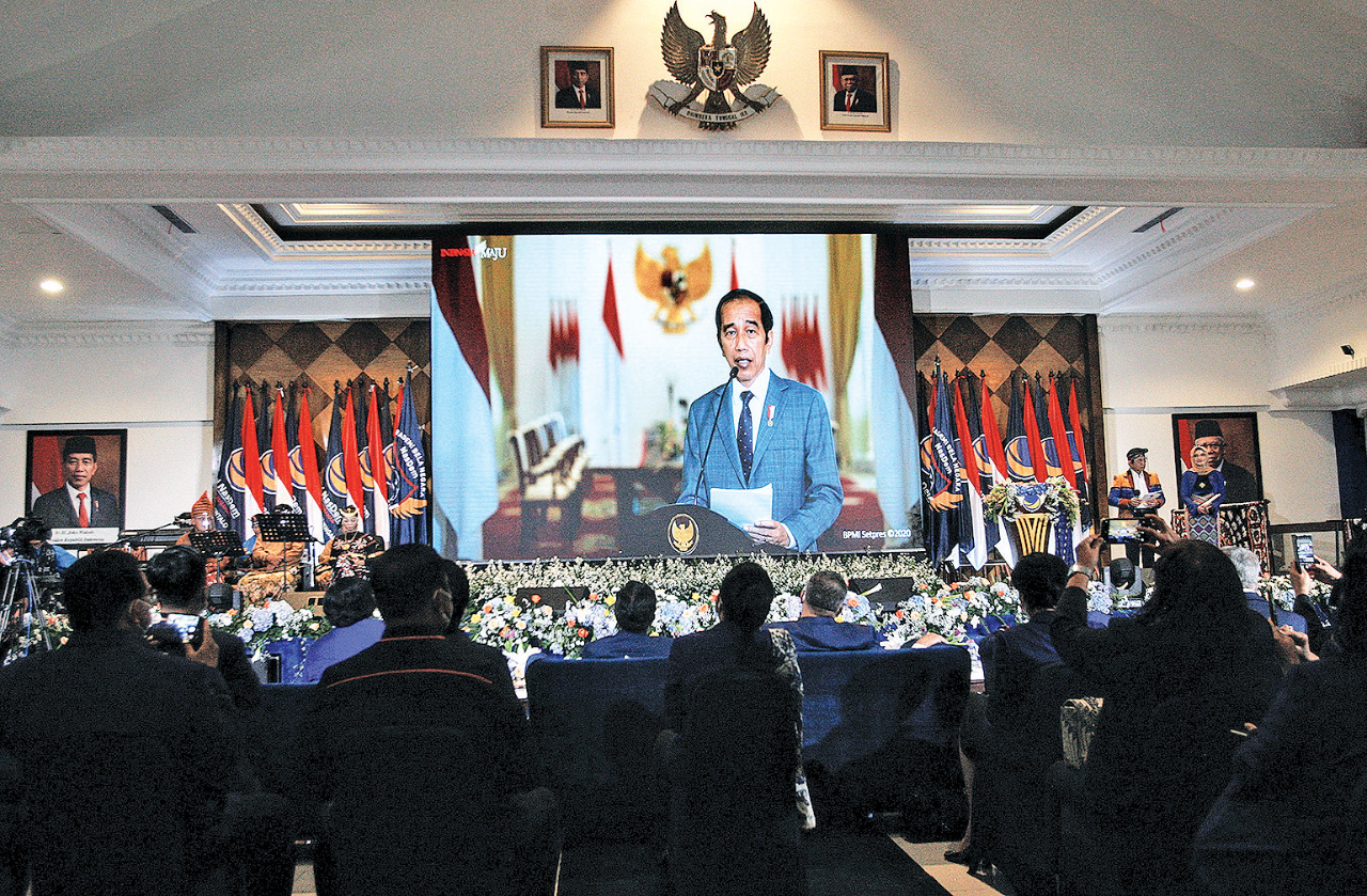 Presiden Joko Widodo menyampaikan arahan secara daring saat peringatan HUT ke-9 Partai NasDem di aula Akademi Bela Negara (ABN) NasDem.