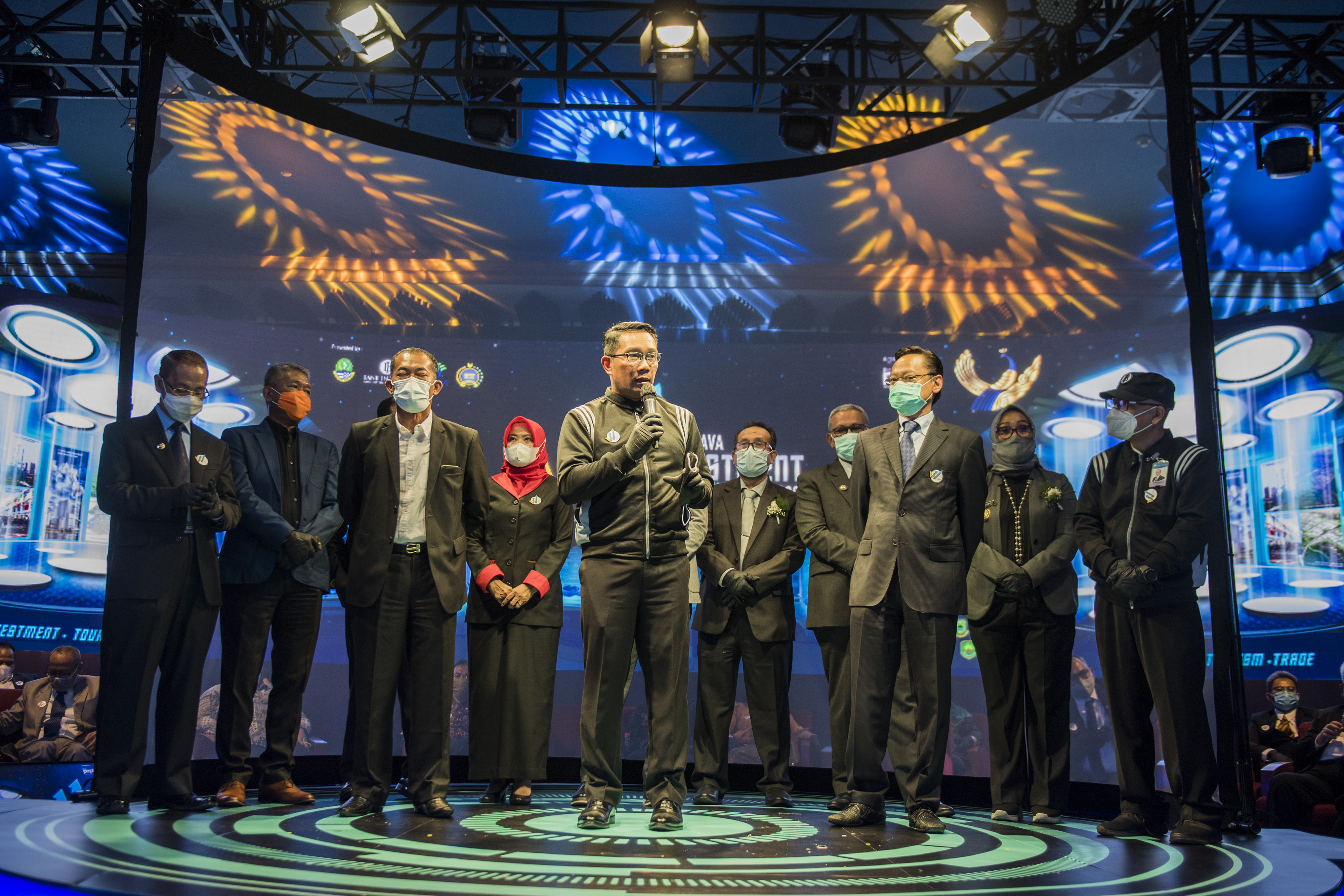  Gubernur Jawa Barat Ridwan Kamil (tengah) dalam pembukaan West Java Investment Summit 2020 di Bandung, Jawa Barat, Senin (16/11).
