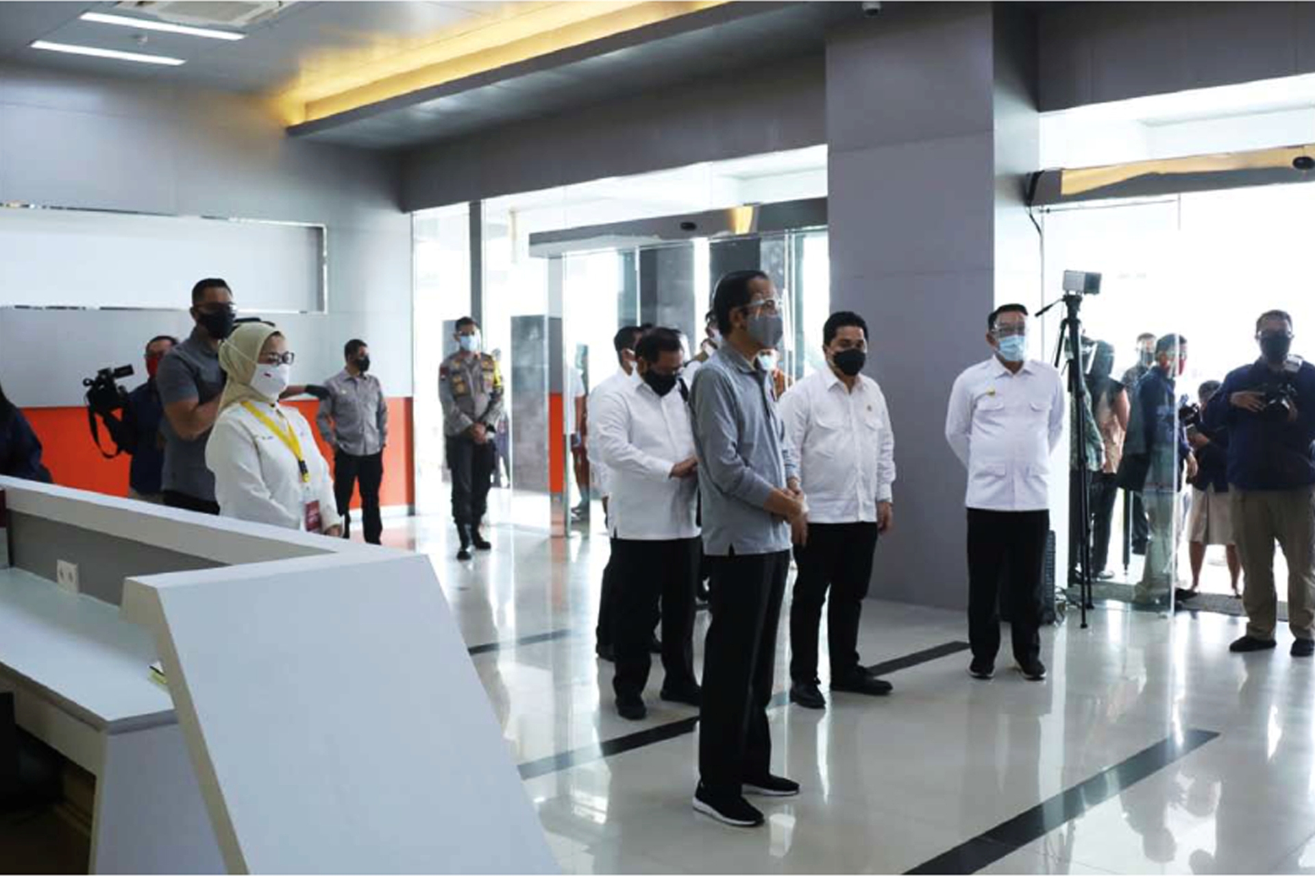 Presiden RI Joko Widodo didampingi Kepala Badan POM Penny K Lukito dan Menteri BUMN Erick Thohir.
