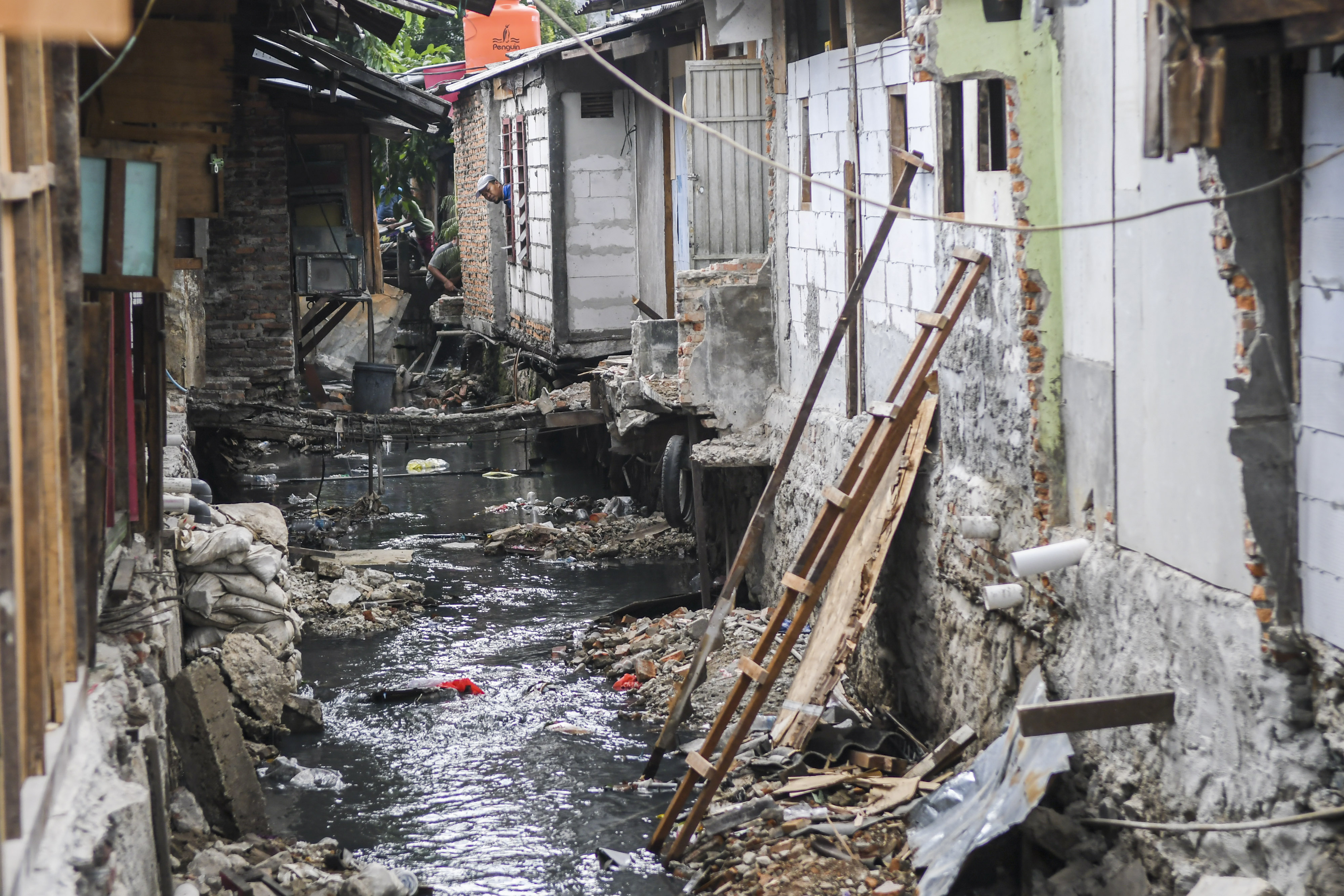  Pemerintah Kota Jakarta Pusat meminta warga untuk membongkar 150 bangunan yang mengganggu saluran penghubung (PHB) Poncol.