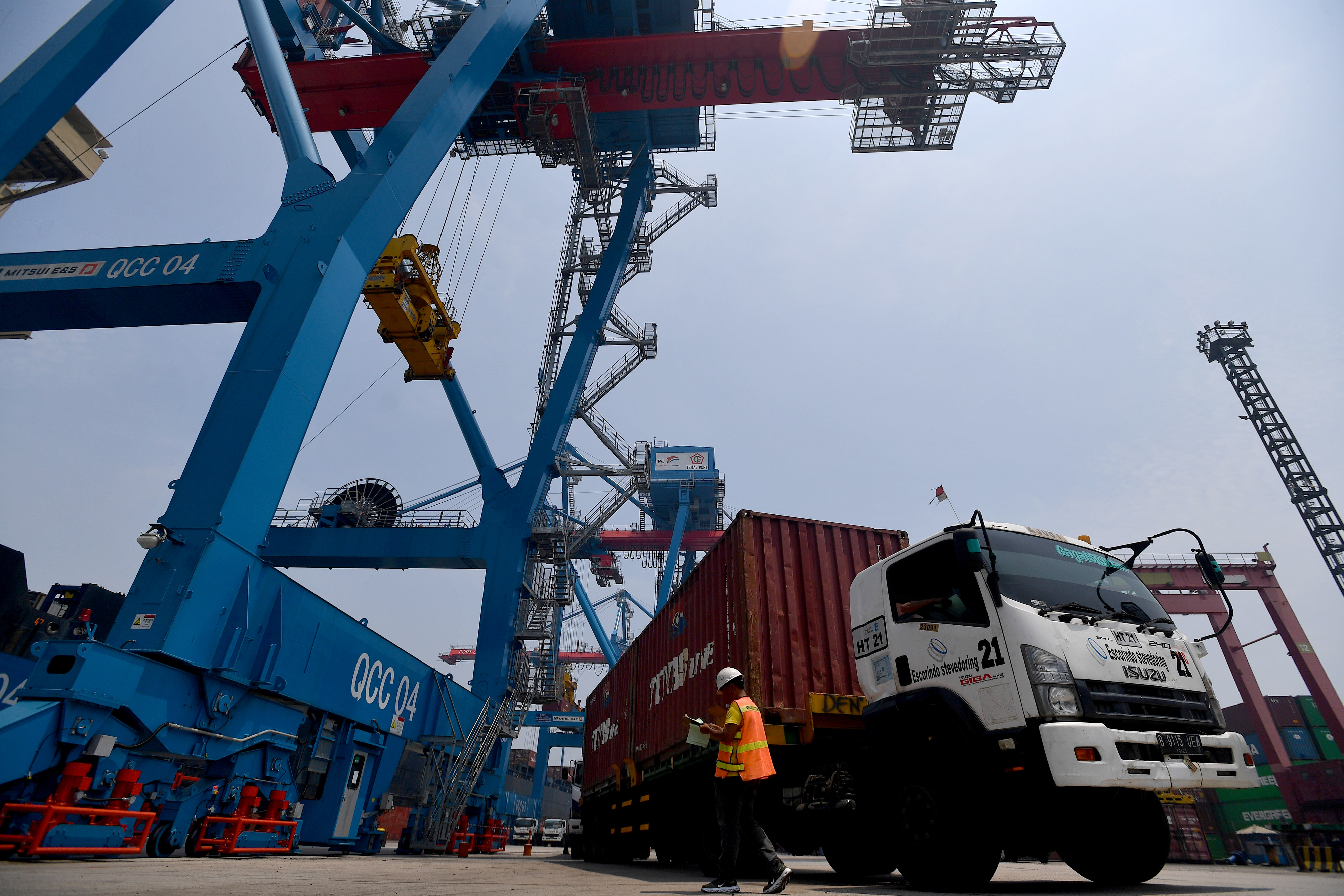 Aktivitas bongkar muat peti kemas di Pelabuhan Tanjung Priok, Jakarta,