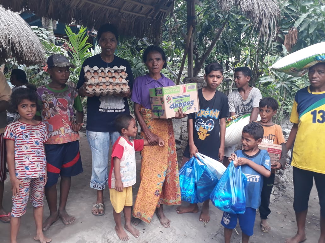 Warga terima bantuan