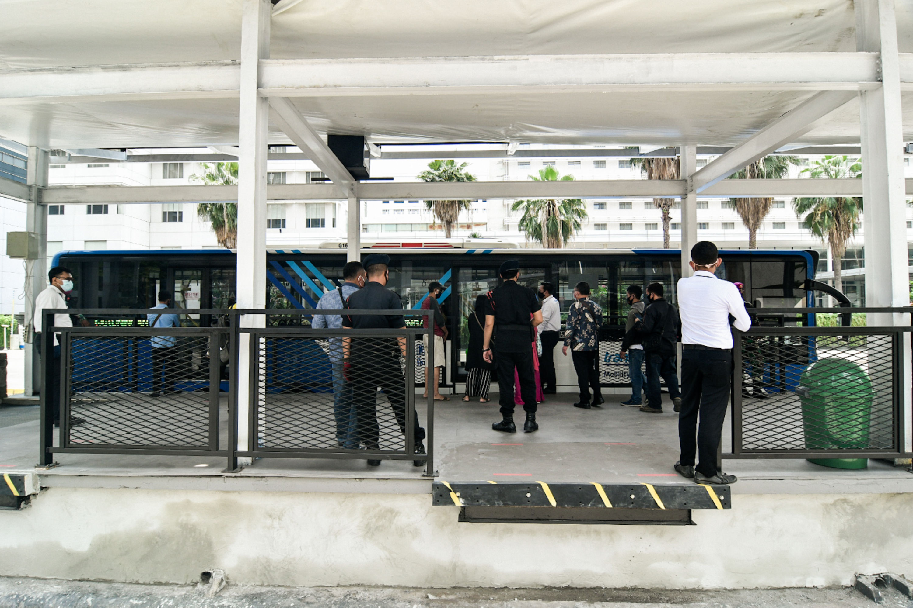 Suasana Halte Trans-Jakarta Bundaran Hotel Indonesia.
