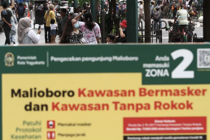 Pengunjung berada di kawasan Malioboro, DI Yogyakarta, Senin (16/11/2020)