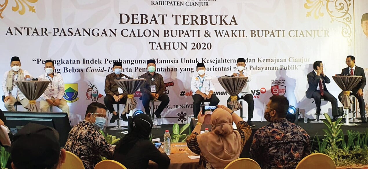Empat pasangan calon Bupati dan Wakil Bupati Cianjur, Jawa Barat, beradu program, ide, dan gagasan pada acara debat di salah satu hotel.