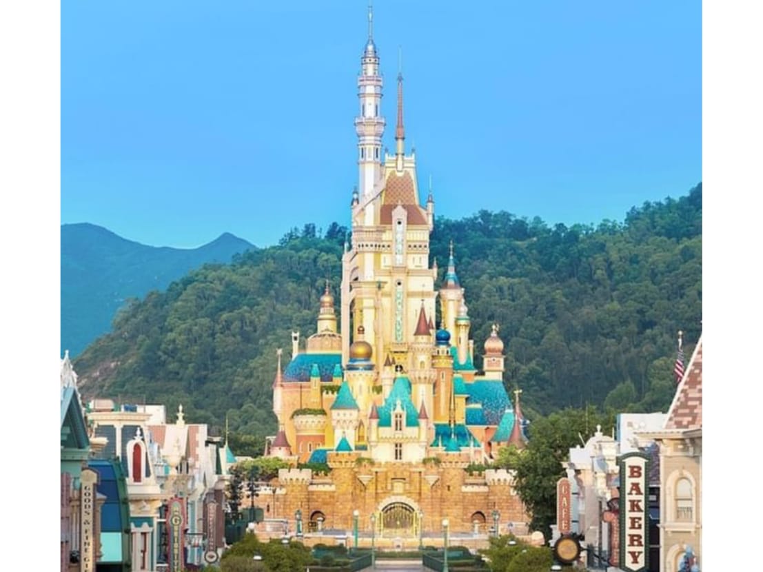 Kastil Sleeping Beauty di Hong Kong Disneyland tampil baru dengan tinggi menjadi dua kali lipat.