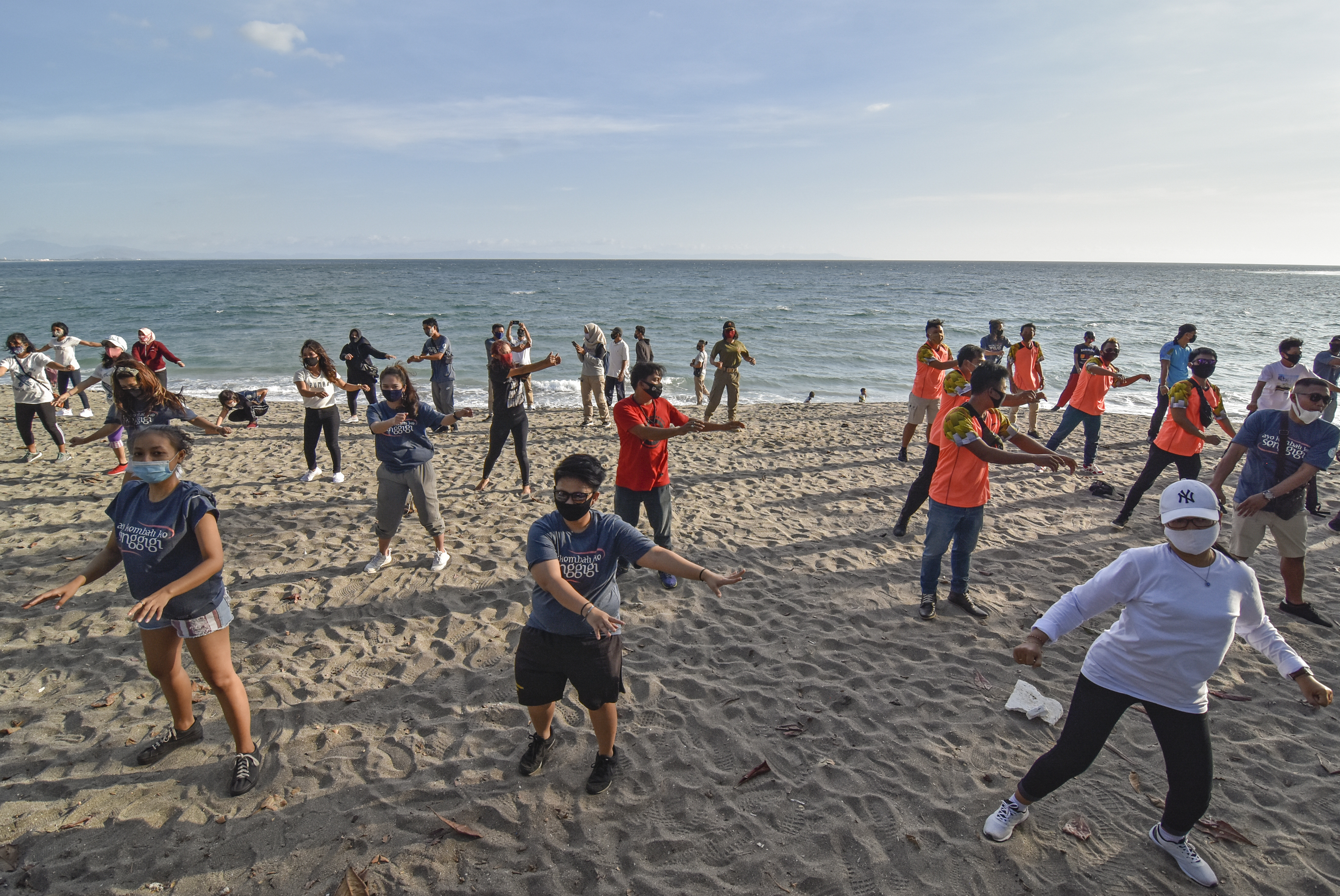 Pengunjung dan pelaku wisata mengikuti 
