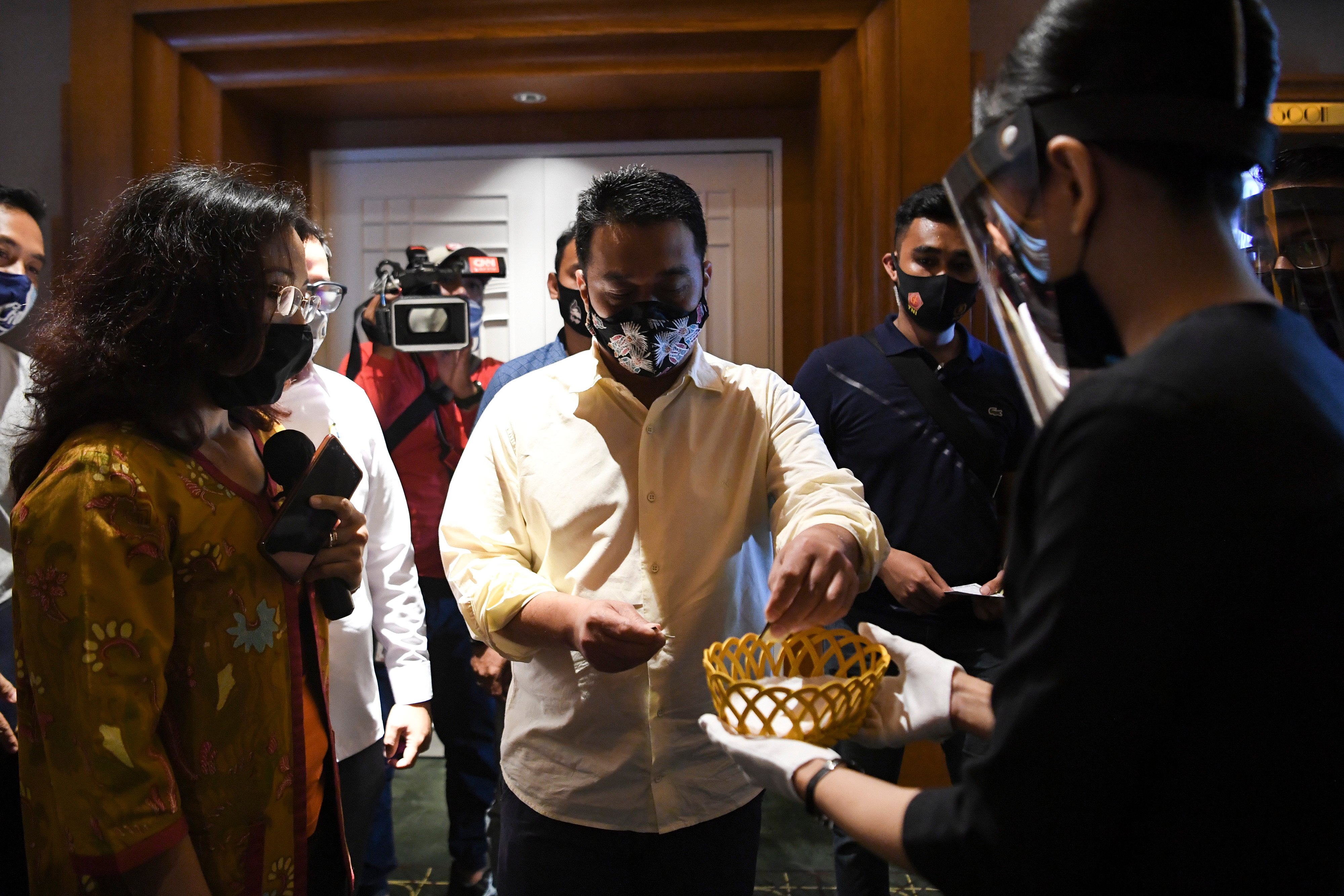 Wakil Gubernur DKI Jakarta saat memantau kesiapan bioskop yang kembali beroperasi.