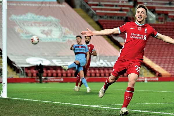 Striker Liverpool Diogo Jota merayakan gol yang dia cetak saat timnya menjamu West Ham United di Anfield 