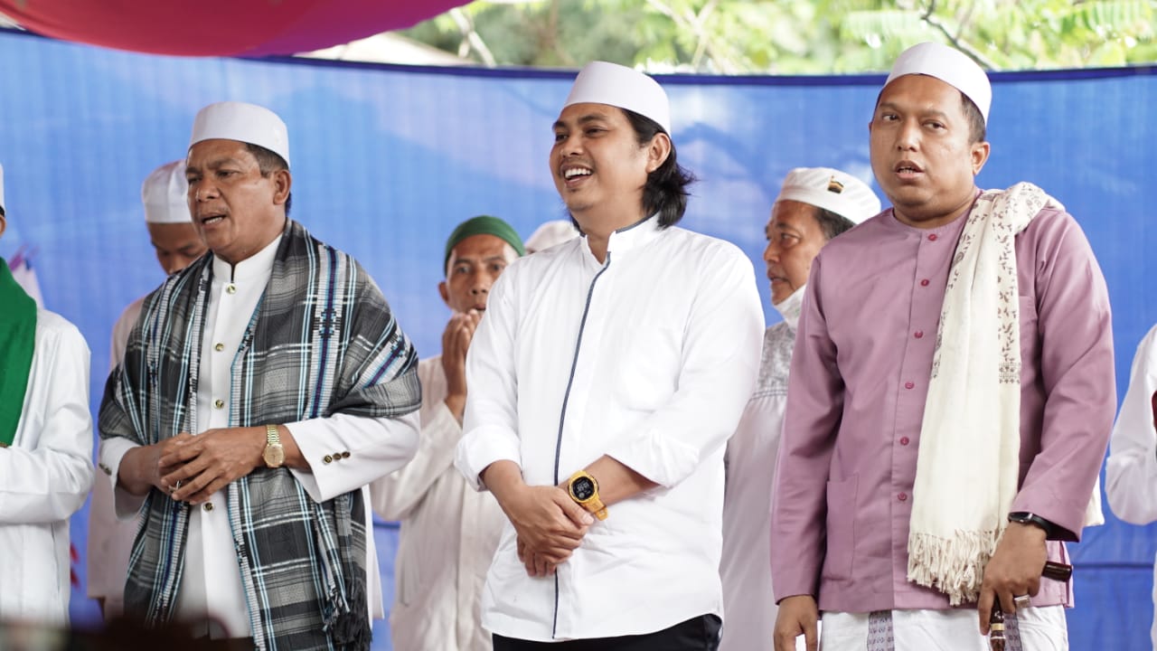 Anggota DPR RI, Habib Abdurrahman Bahasyim (paling kanan) ingatkan masyarakat tidak terjebak politik uang dalam Pilkada Tanah Bumbu.