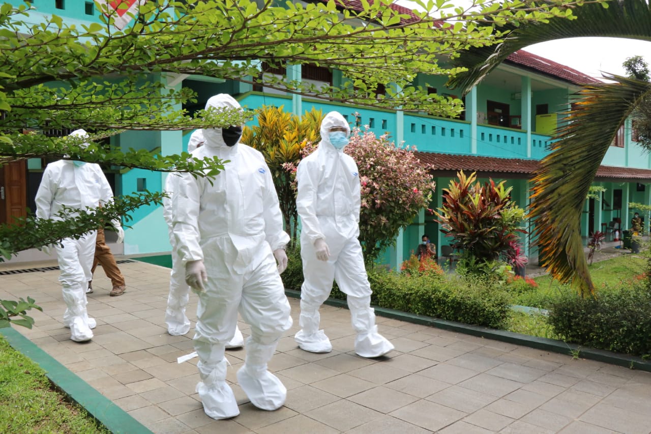 Satuan Tugas Penanganan Covid-19 dan jajaran Pemkab Sukabumi, Jawa Barat, terus memantau kondisi kesehatan ratusan santri Pesantren Albayan.