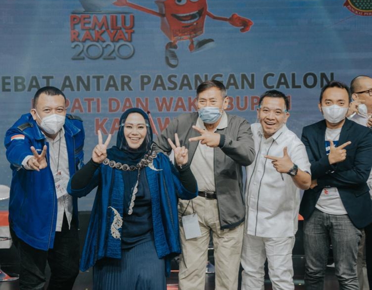 Pasangan Cellica Nurrachadiana-Aep Syaepuloh berpose setelah mengikuri debat yang dilaksanakan Unsika.