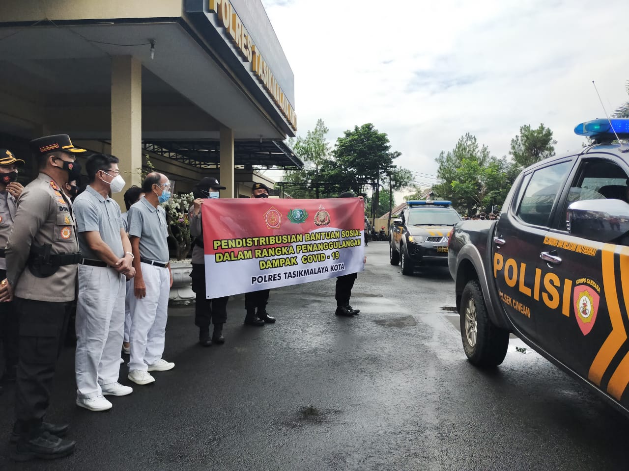 Yayasan Buddha Tzu Chi menyalurkan bantuan 11 ton beras melalui Polres Tasikmalaya untuk warga terdampak covid-19.