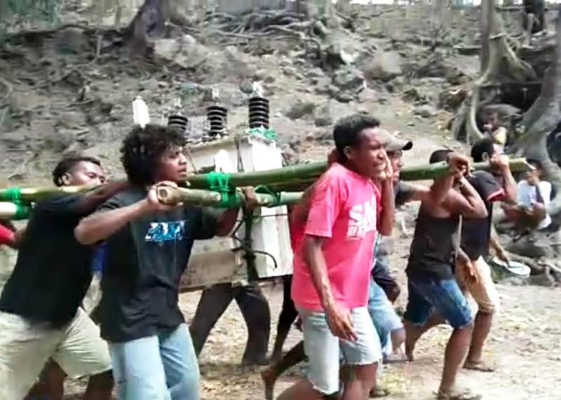 Warga Nitung Lea memikul trafo dan tiang listrik