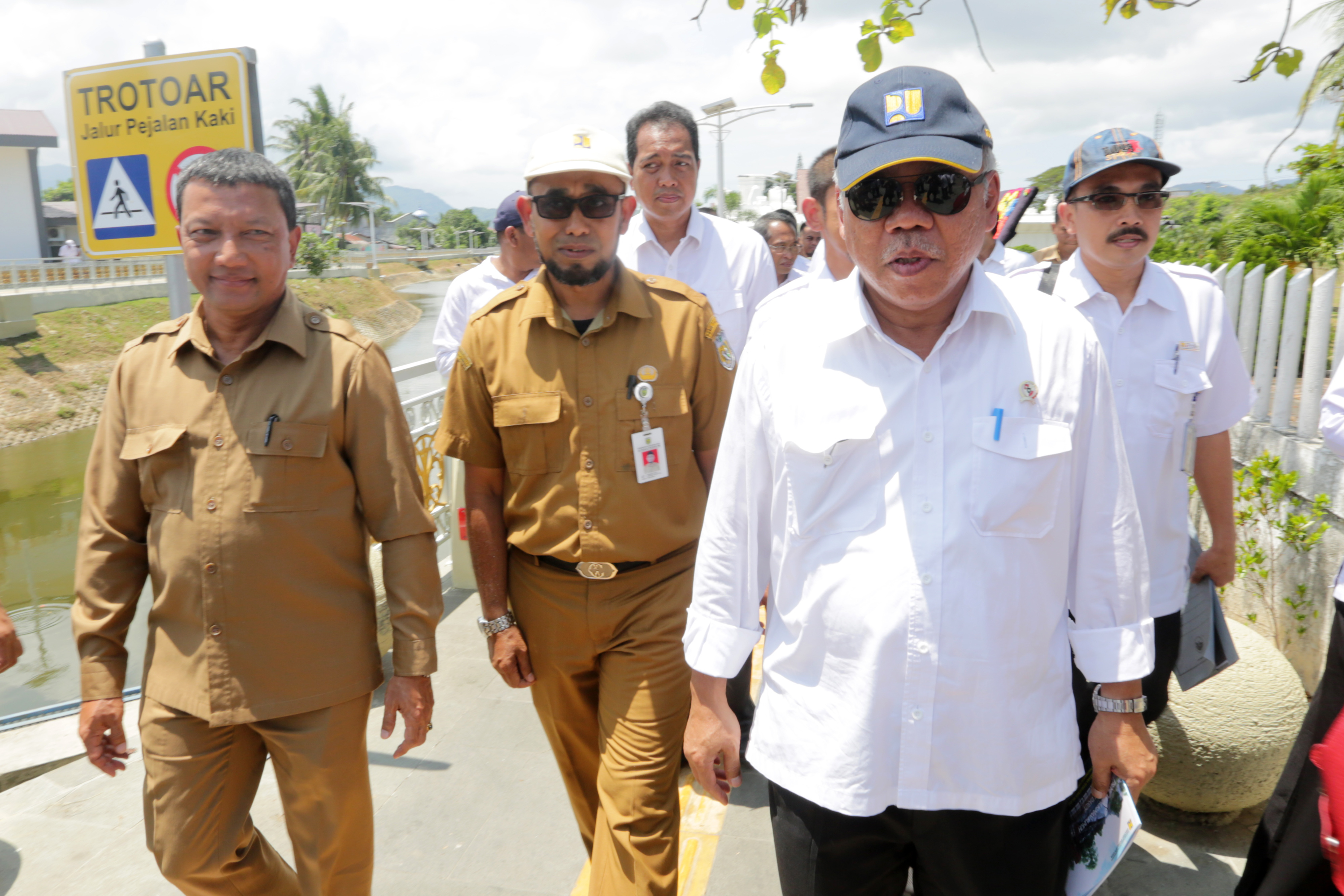  Menteri Pekerjaan Umum dan Perumahan Rakyat (PUPR) Basoeki Hadimoeljono (kedua kanan) berjalan saat meninjau revitalisasi Krueng (sungai) 