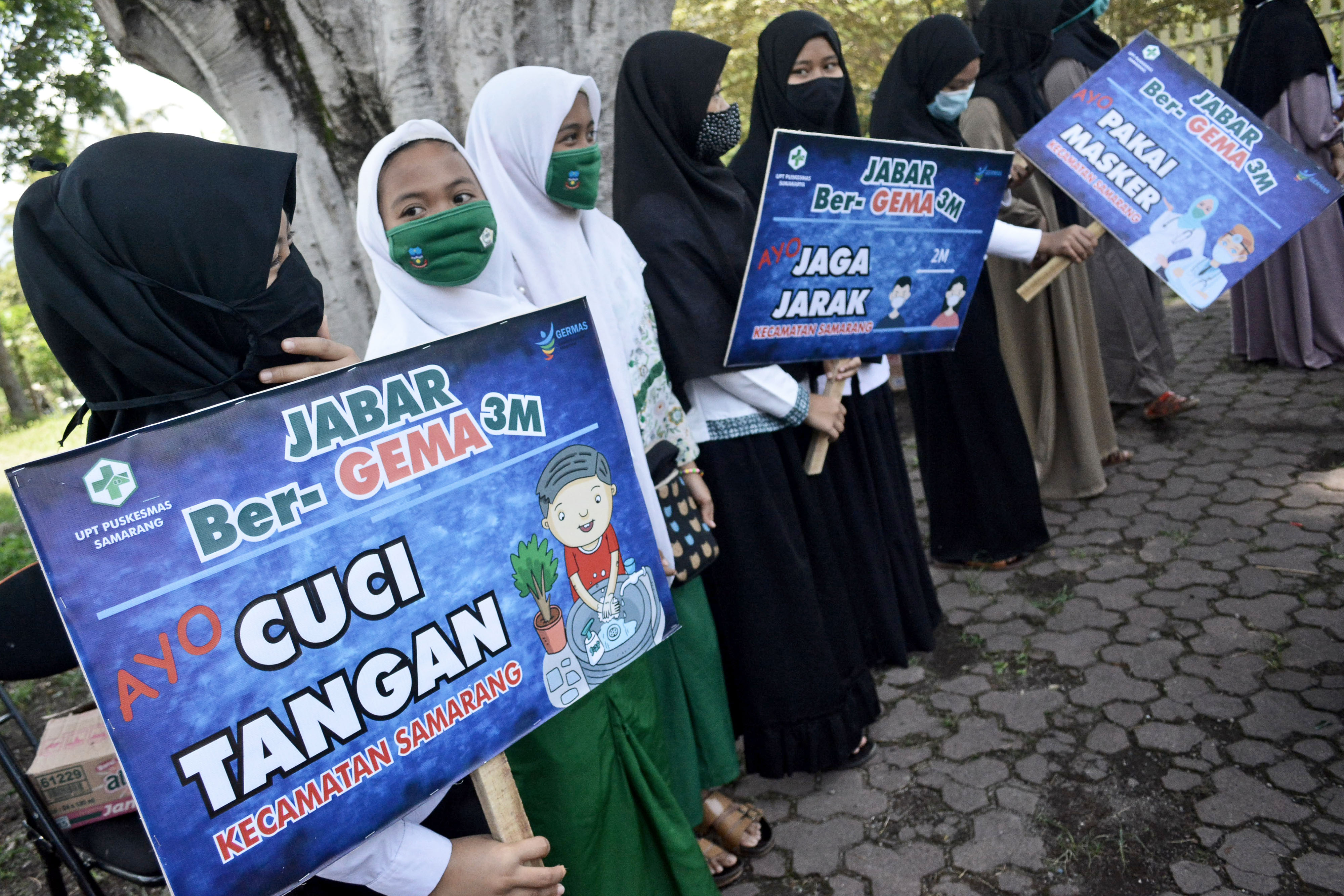 Sejumlah siswa di Garut melakukan kampanye edukasi protokol kesehatan