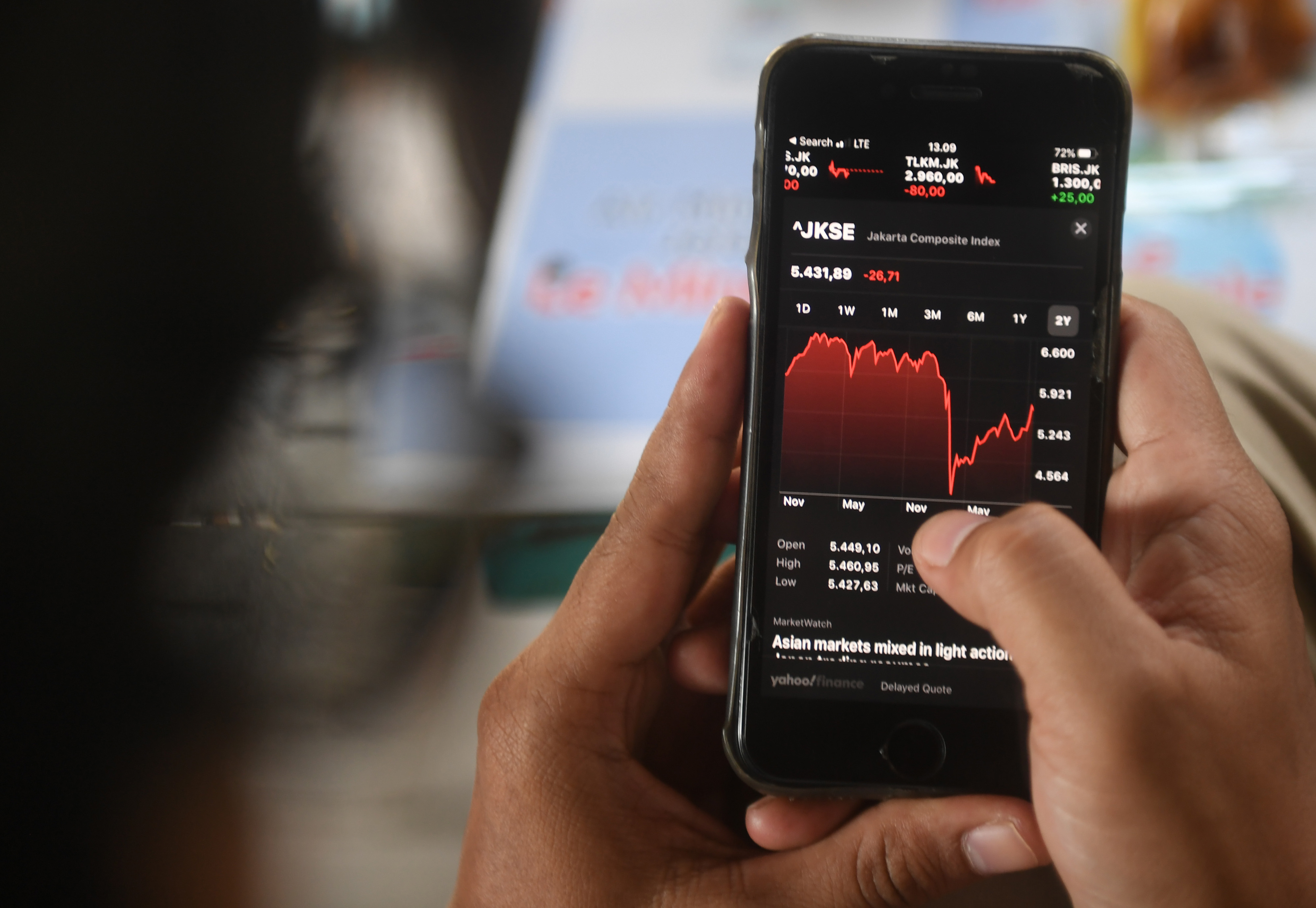 Investor memantau perdagangan saham melalui gawainya di Jakarta, kemarin. Menjelang akhir perdagangan Jumat sore, IHSG menguat.