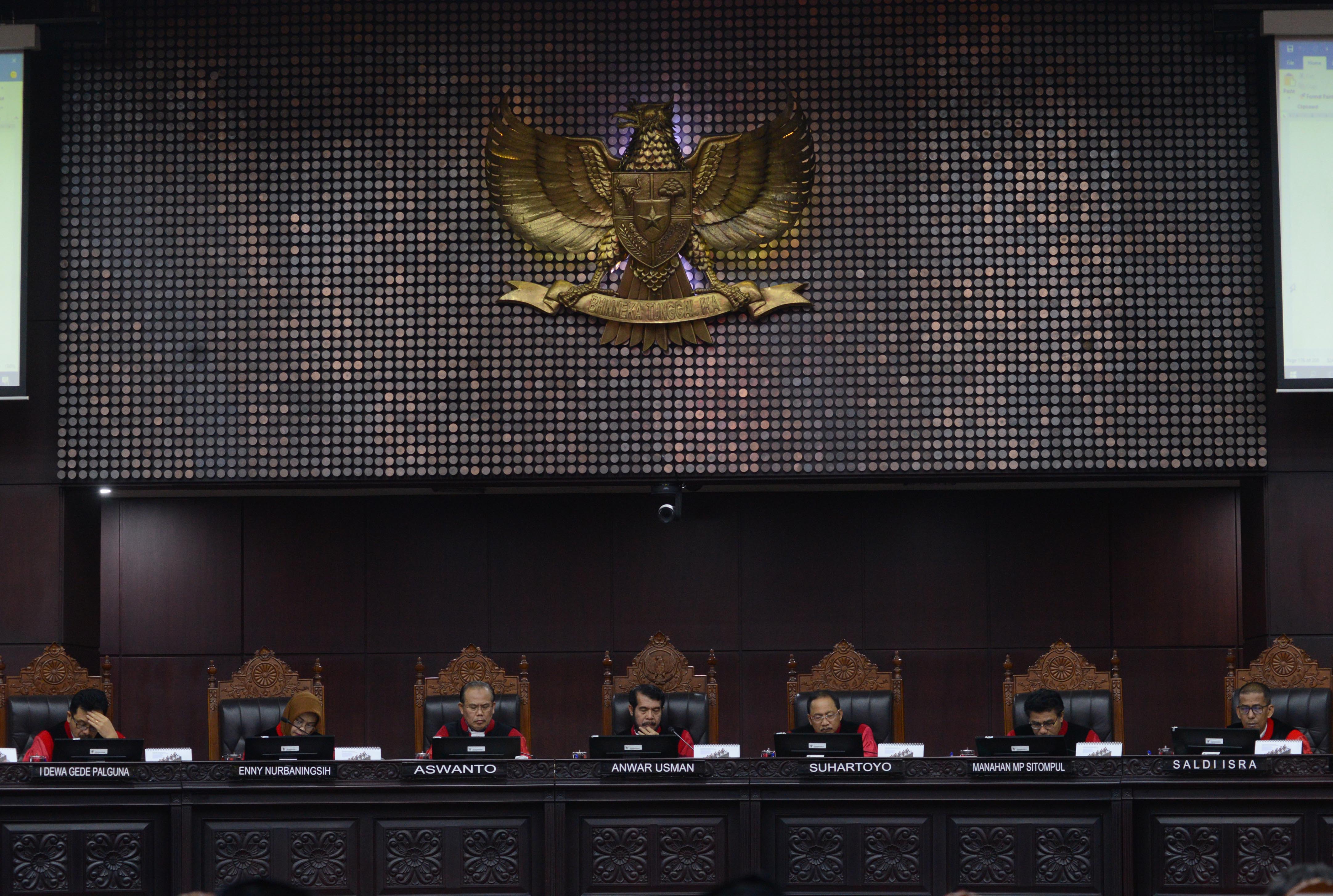 Ketua Mahkamah Konstitusi (MK) Anwar Usman (tengah) didampingi Hakim Konstitusi lainnya saat memimpin sidang putusan sengketa pilkada.
