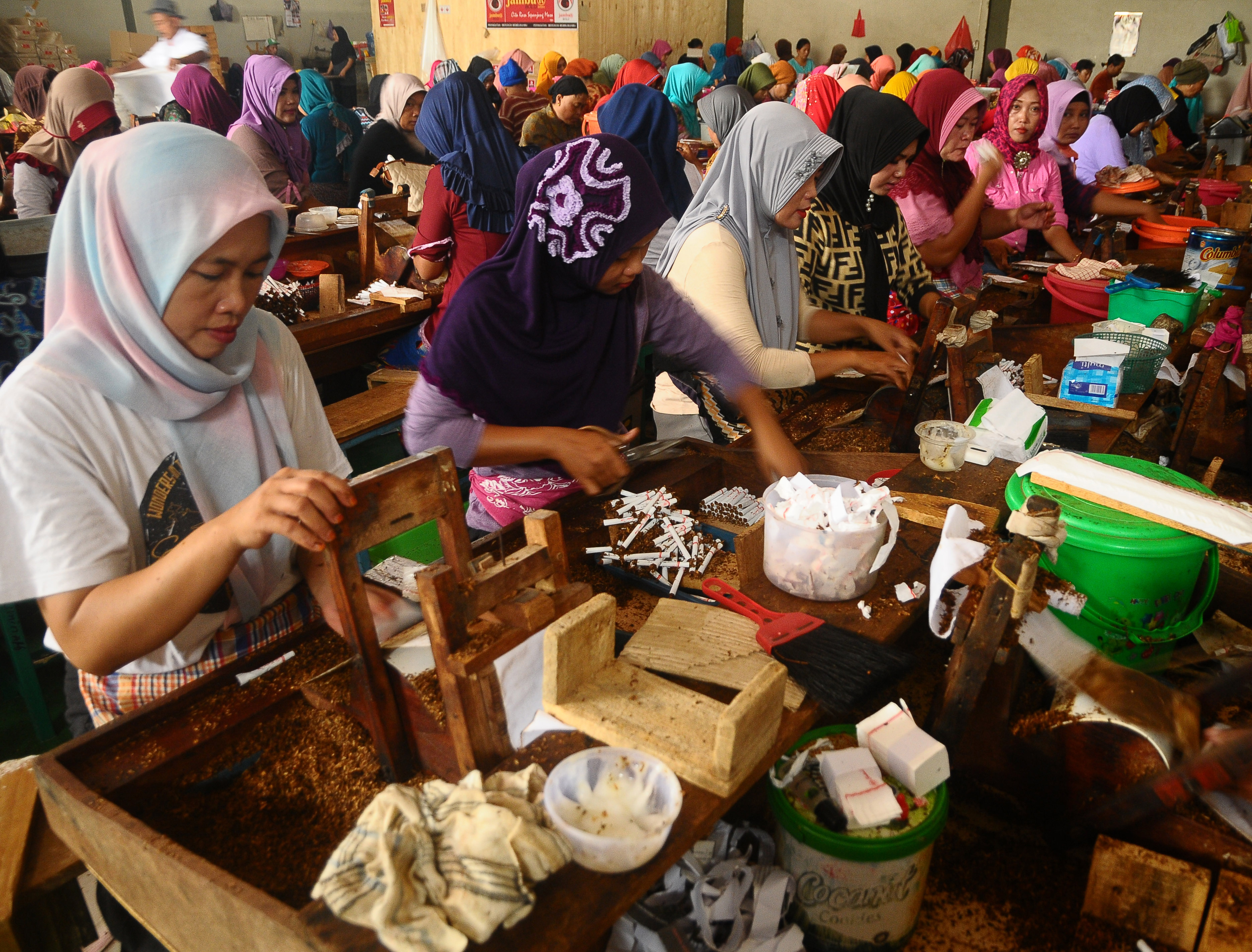 Pekerja melinting rokok Sigaret Kretek Tangan (SKT) dengan alat linting di Kudus, Jawa Tengah, Selasa (15/1/2019).