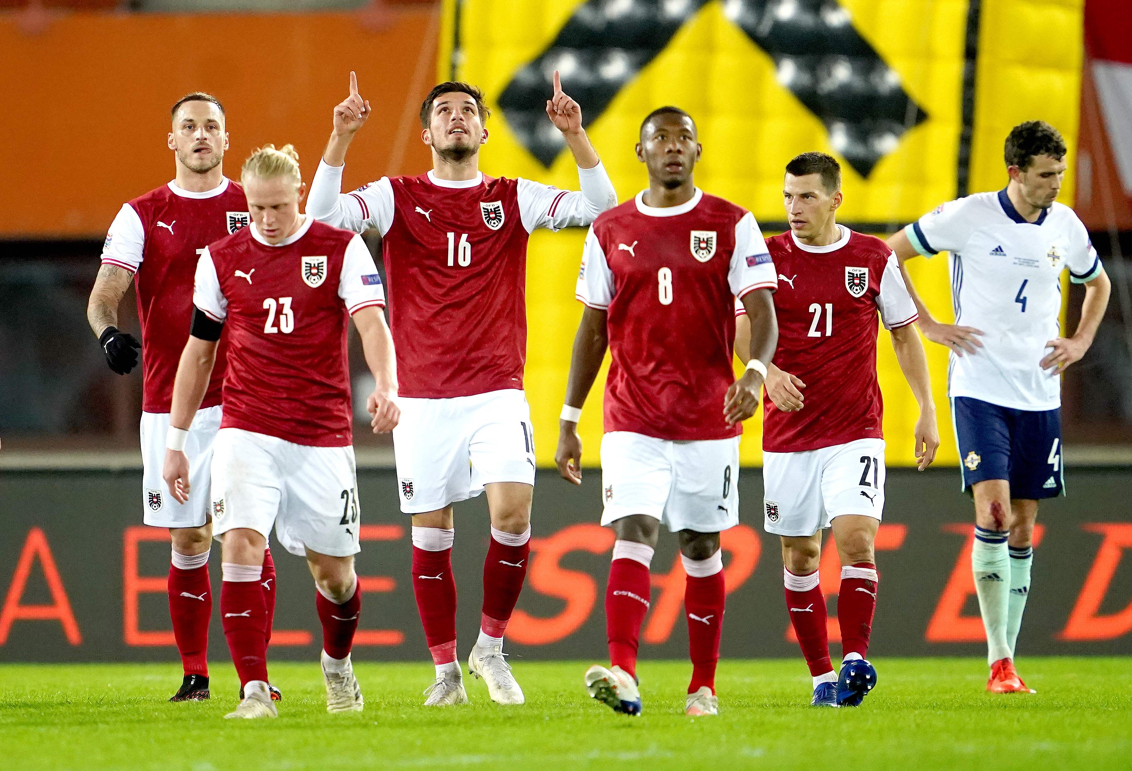 Penyerang Austria Adrian Grbic (tengah) melakukan selebrasi usai mencetak gol ke gawang Irlandia Utara dalam laga Liga Negara UEFA.