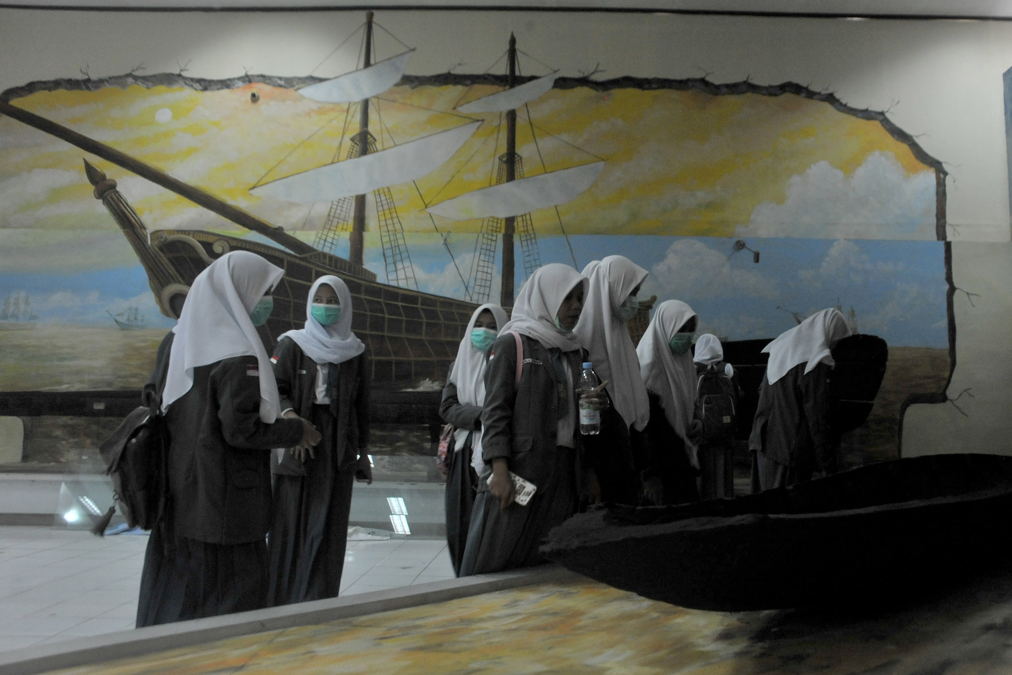 Sejumlah pelajar melihat lebih dekat salah satu koleksi benda kuno di Museum Balaputra Dewa Palembang, Sumatera Selatan, Selasa (27/10).