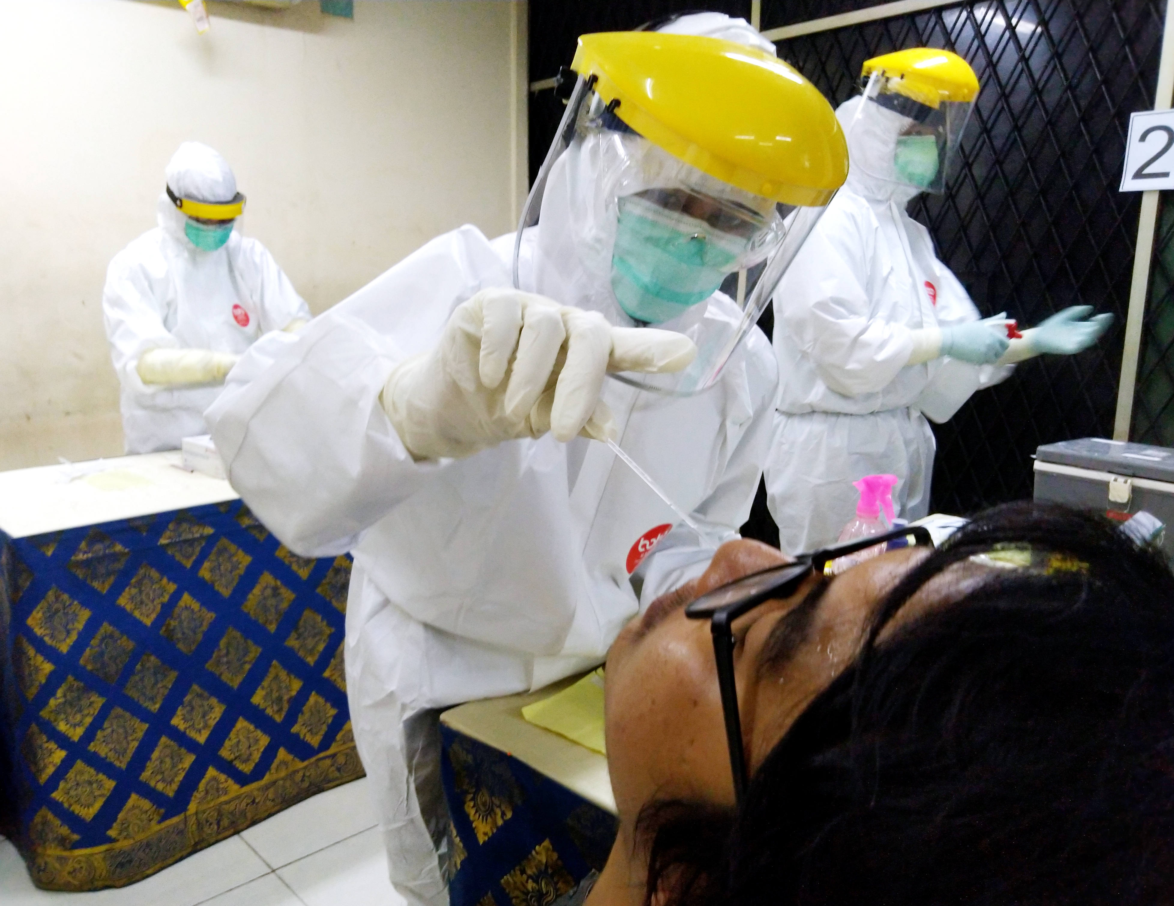  Petugas medis melakukan tes usap (swab test) kepada wartawan di Gedung Dewan Pers, Jakarta, Rabu (12/8/2020)