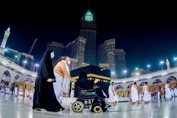 Jemaah melakukan tawaf/mengelilingi kabah sebanyak 7 kali sebagai bagian dari ibadah umrah di Masjidil Haram, Mekah, Arab Saudi.
